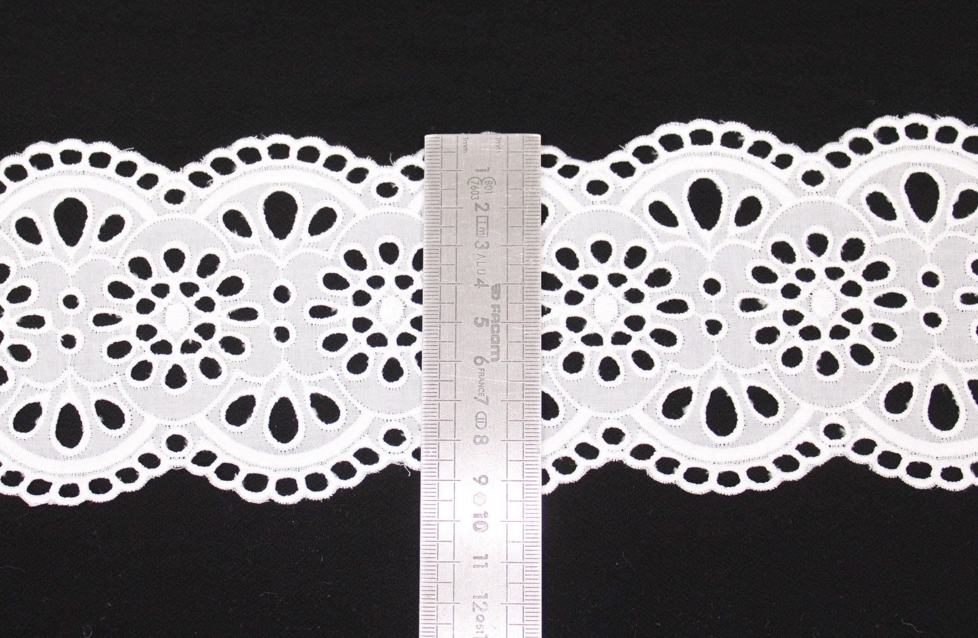 Galon - broderie anglaise blanche - motif rosace - photo 3/3 | So Tissus