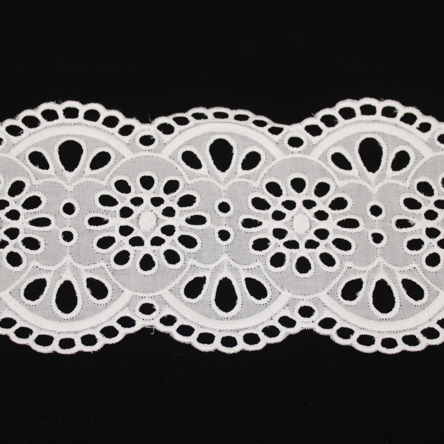 Galon - broderie anglaise blanche - motif rosace - photo 1/3 | So Tissus