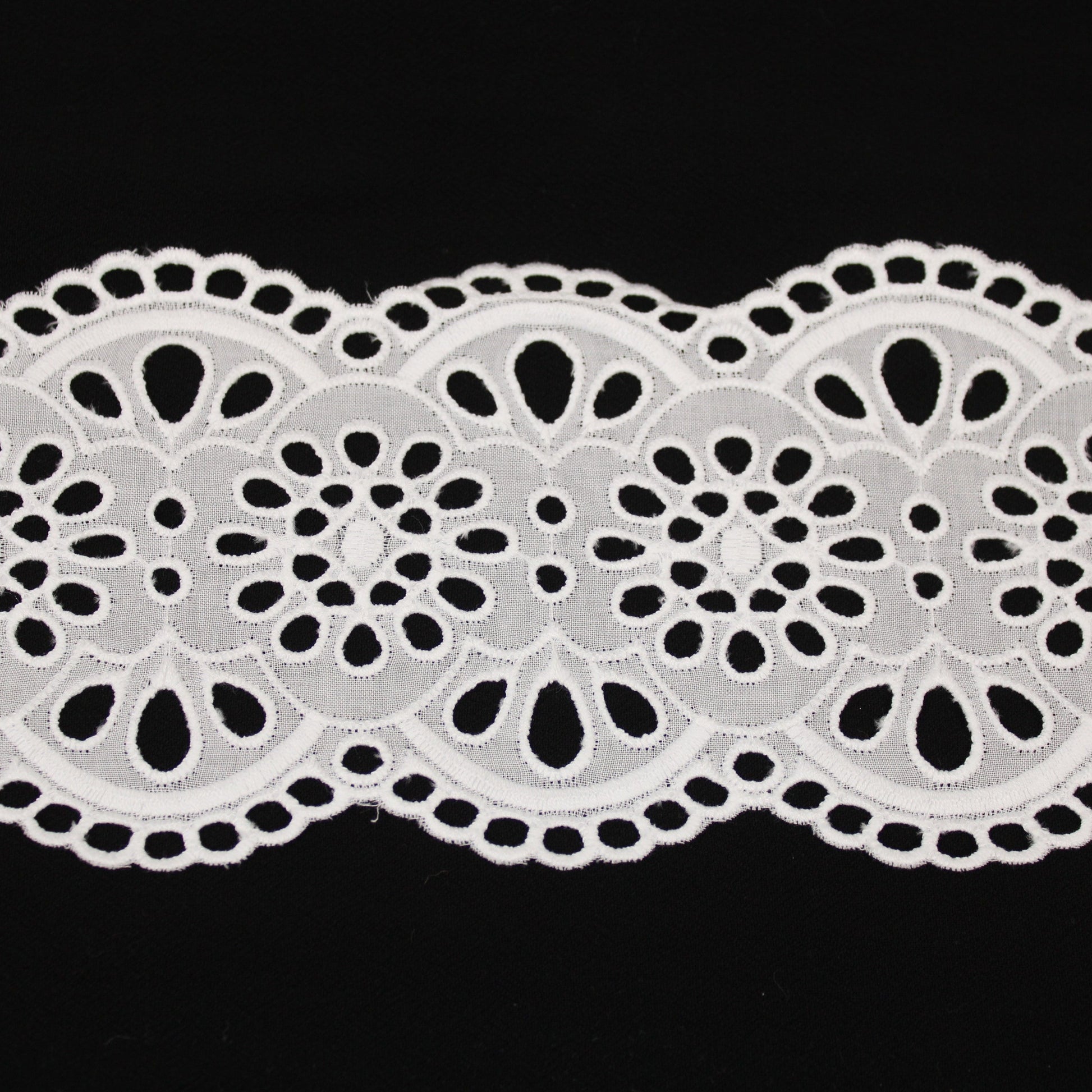 Galon - broderie anglaise blanche - motif rosace - photo 1/3 | So Tissus