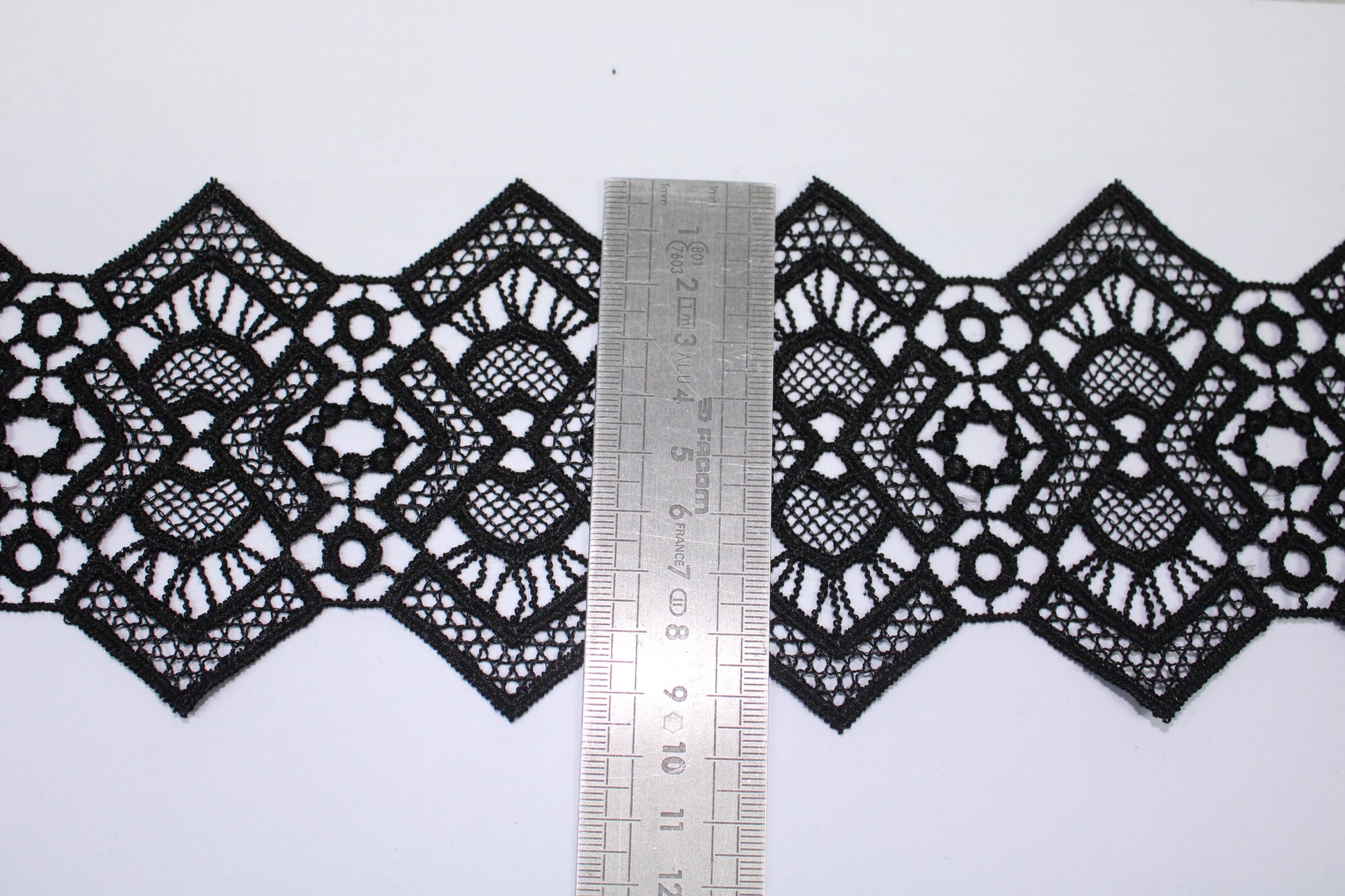 Galon - guipure noire - motif éthnique - photo 3/3 | So Tissus