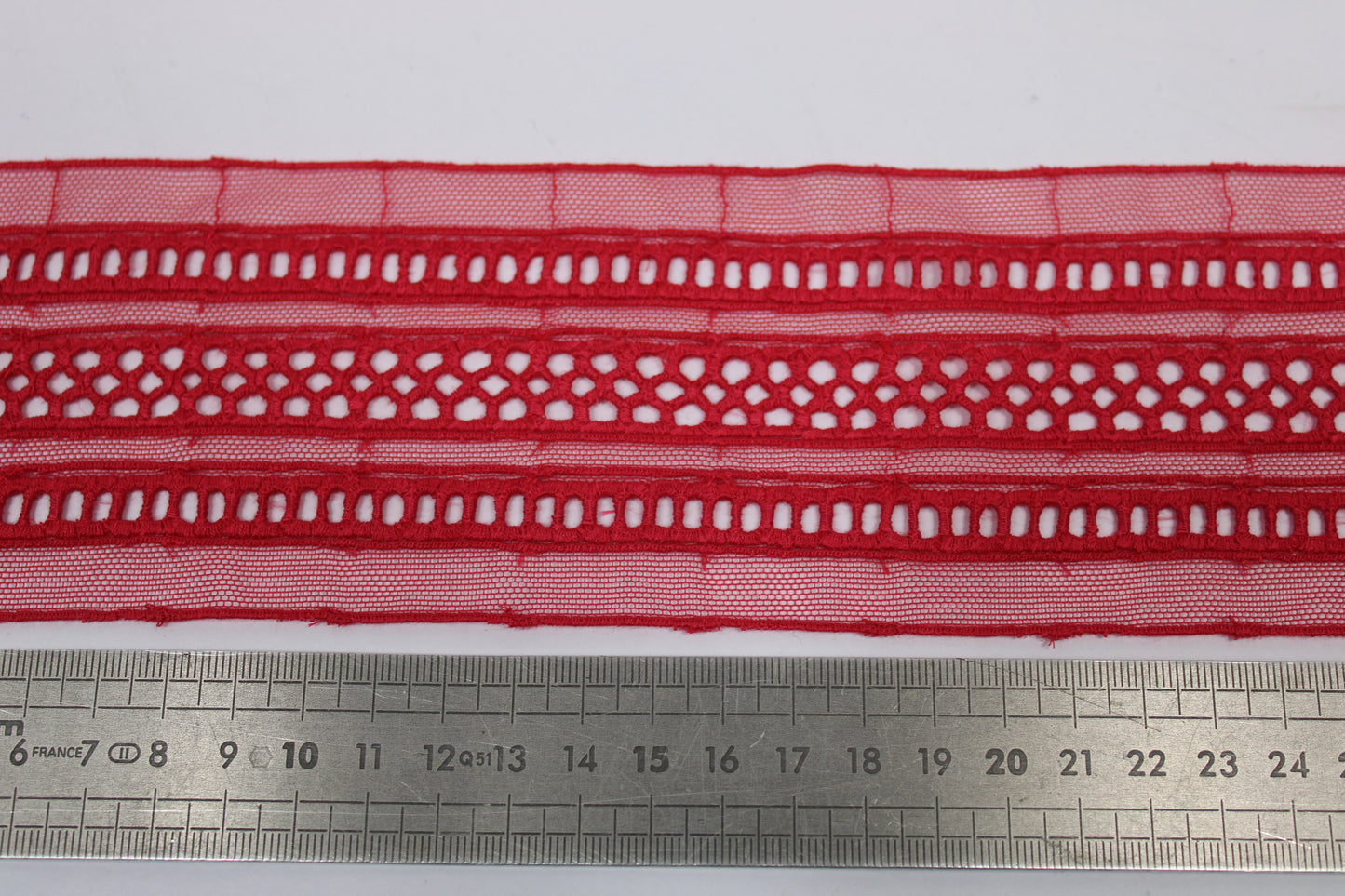 Galon - dentelle rouge - motif géométrique - photo 2/3 | So Tissus