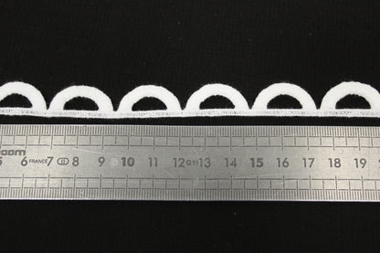 Galon - guipure blanche - motif demi-cercle - photo 3/3 | So Tissus
