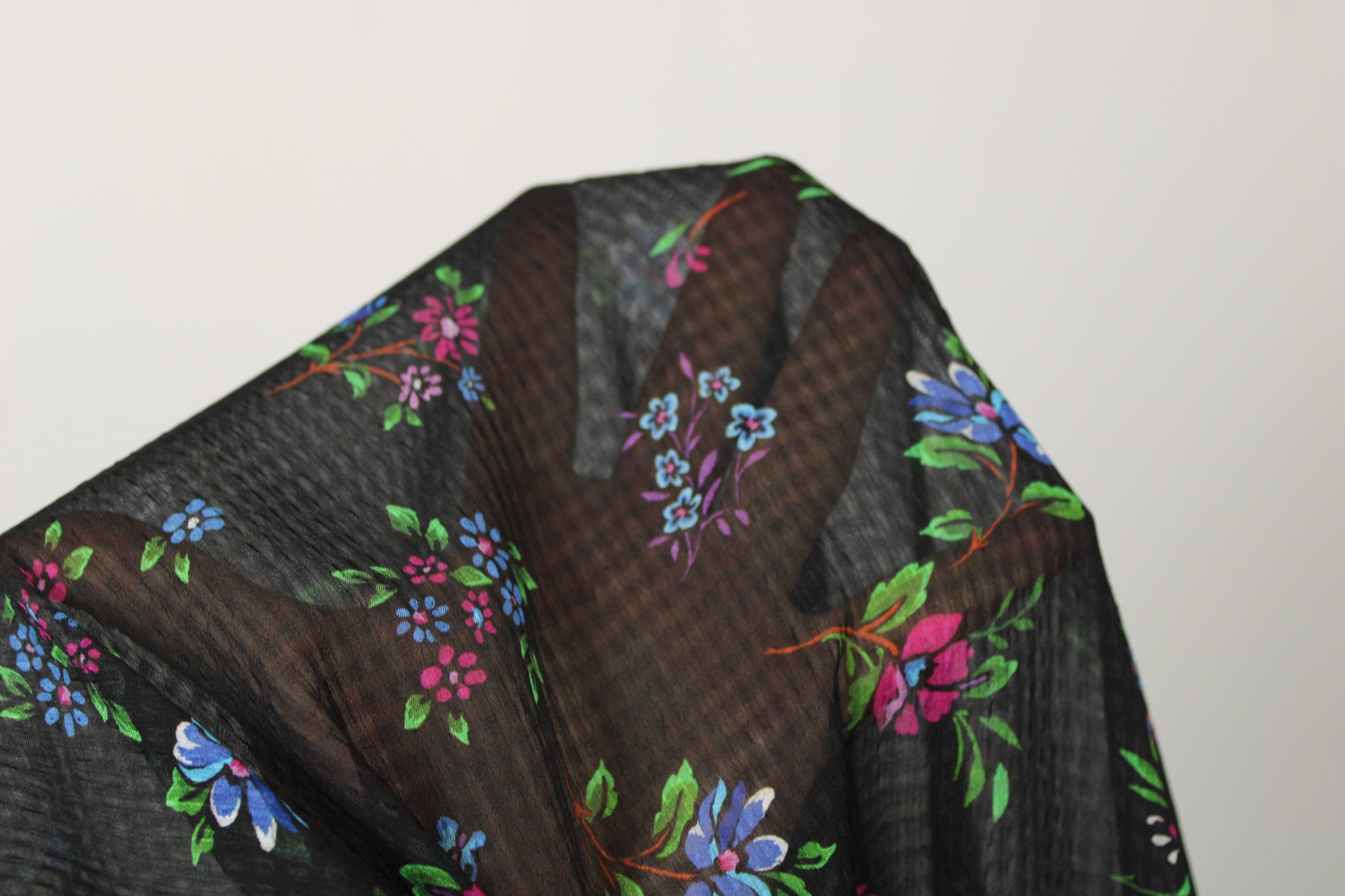 Tissu voile gaufré - imprimé fleuri - photo 6/6 | So Tissus