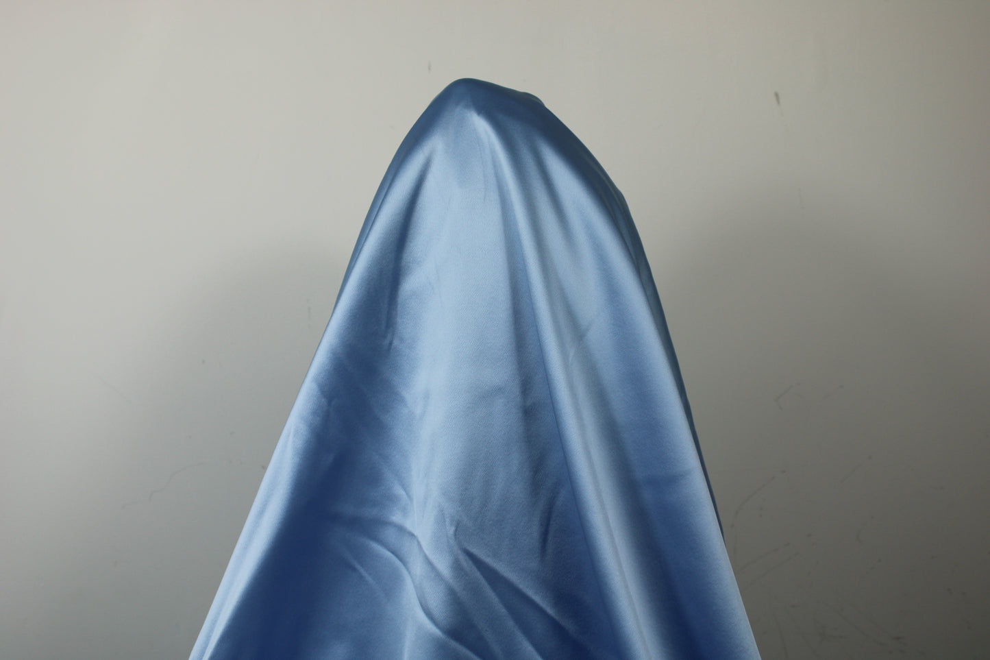 Tissu crêpe envers satin - bleu ciel - photo 3/3 | So Tissus