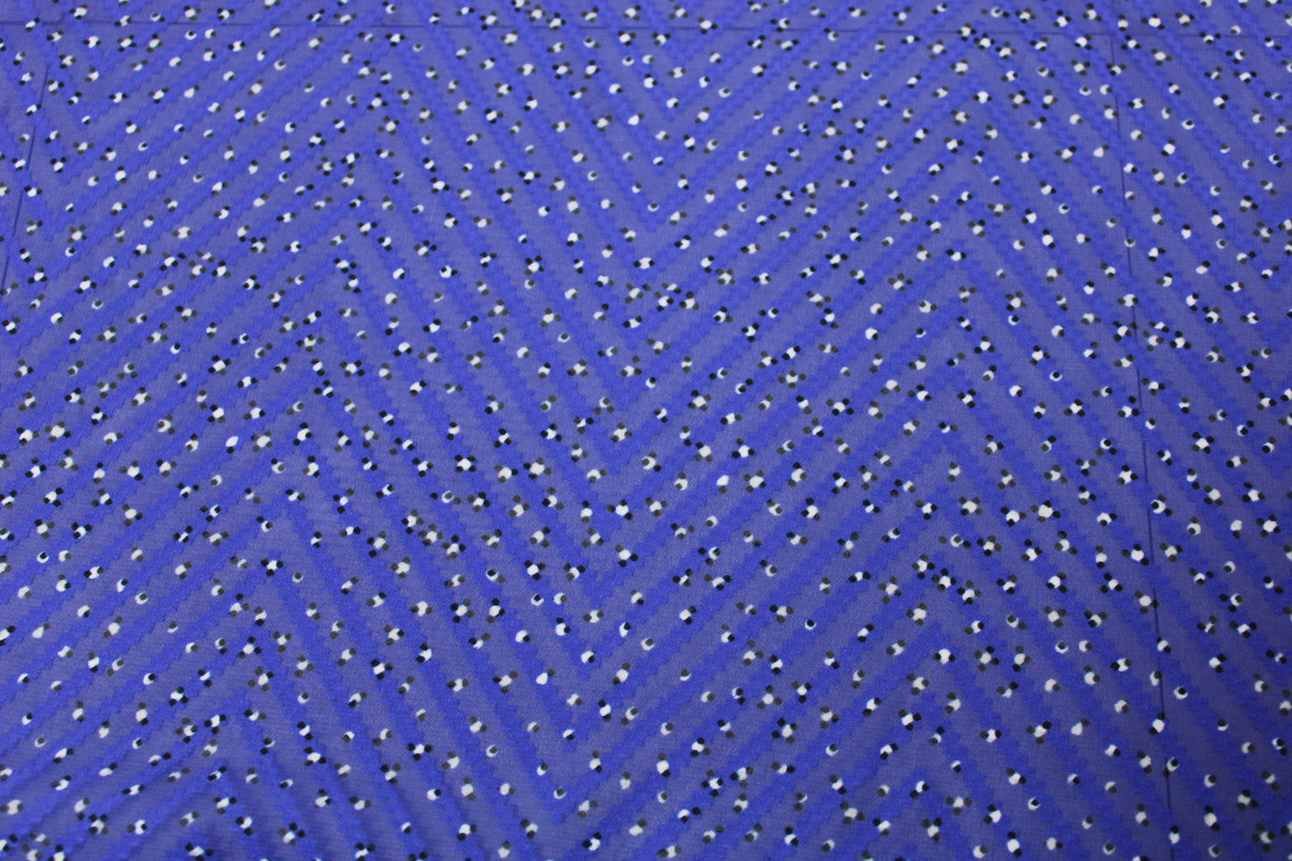 Tissu mousseline - imprimé moucheté et chevron - ton bleu nuit - photo 4/5 | So Tissus