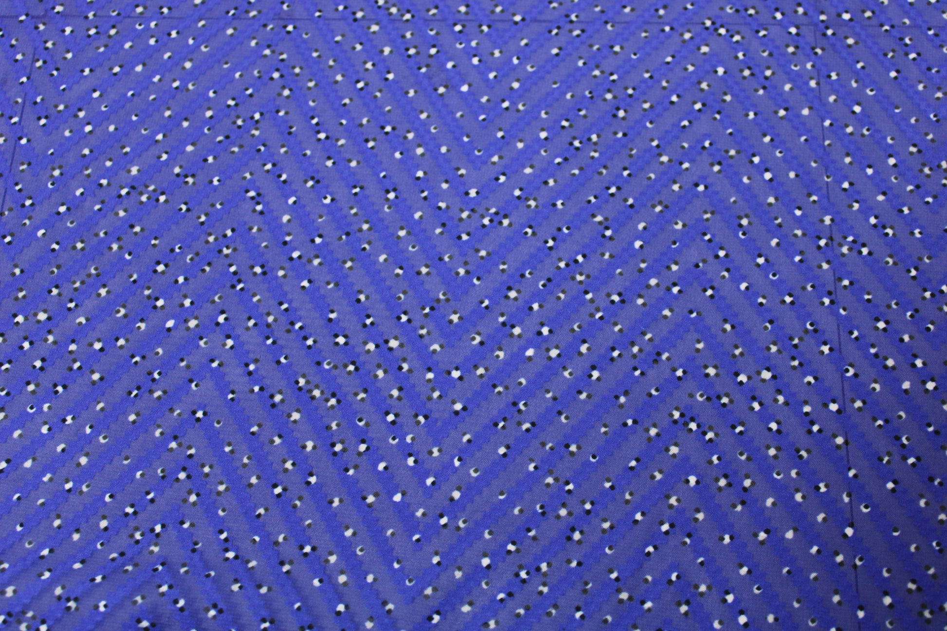 Tissu mousseline - imprimé moucheté et chevron - ton bleu nuit - photo 4/5 | So Tissus