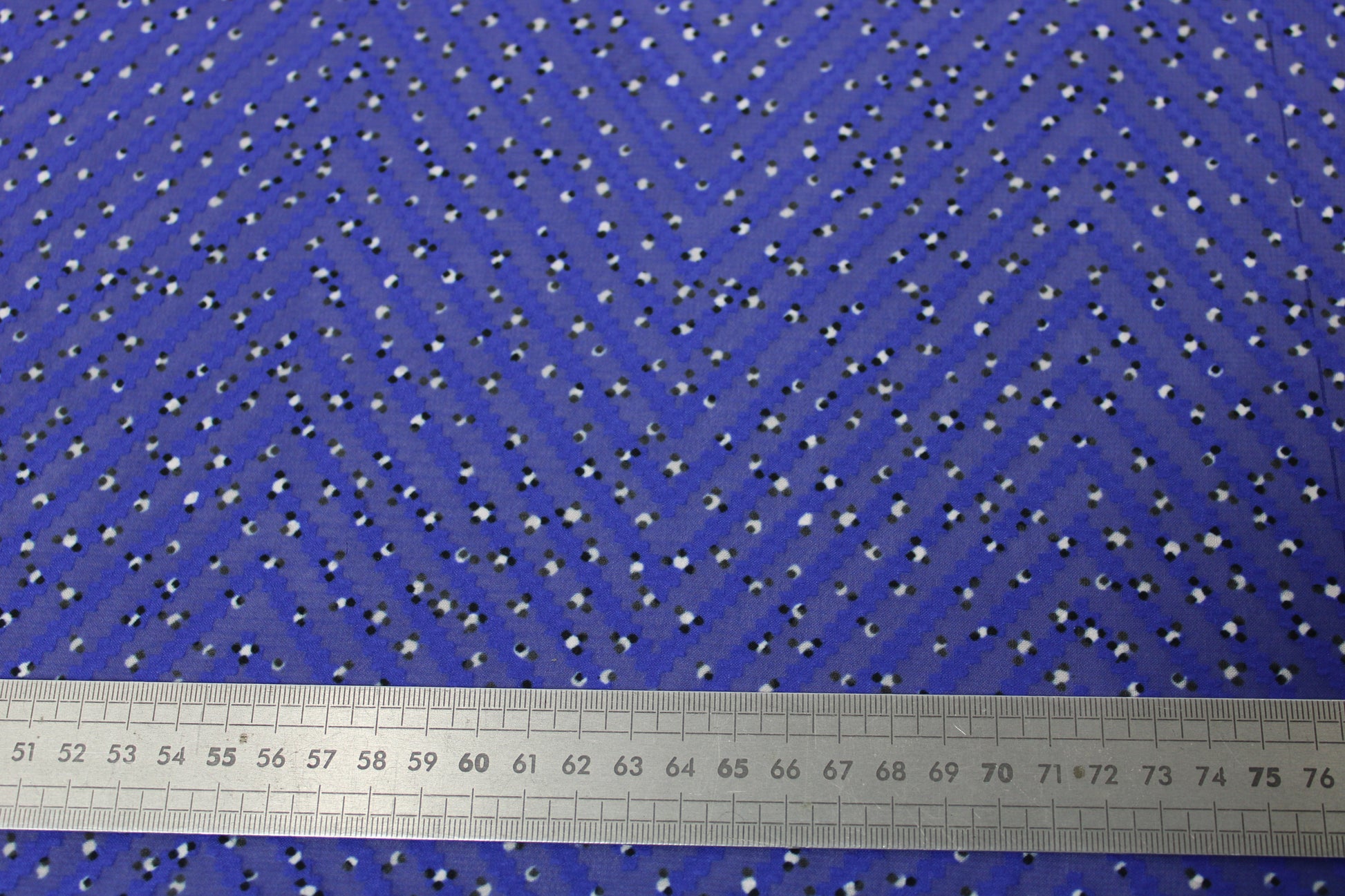 Tissu mousseline - imprimé moucheté et chevron - ton bleu nuit - photo 3/5 | So Tissus