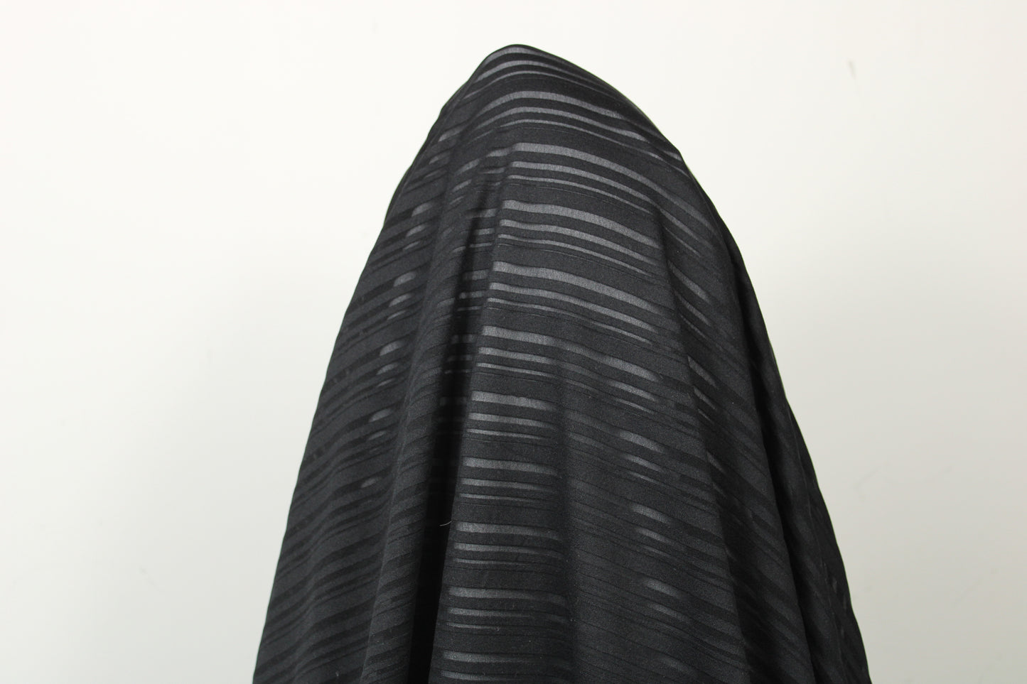 Tissu maille dévorée - à rayures - noir - photo 3/4 | So Tissus