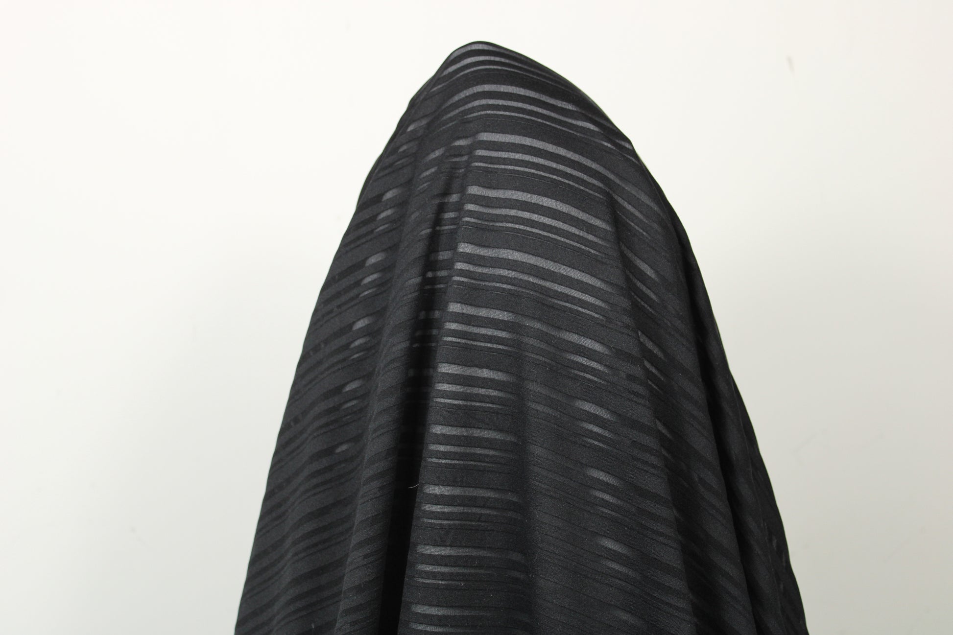 Tissu maille dévorée - à rayures - noir - photo 3/4 | So Tissus