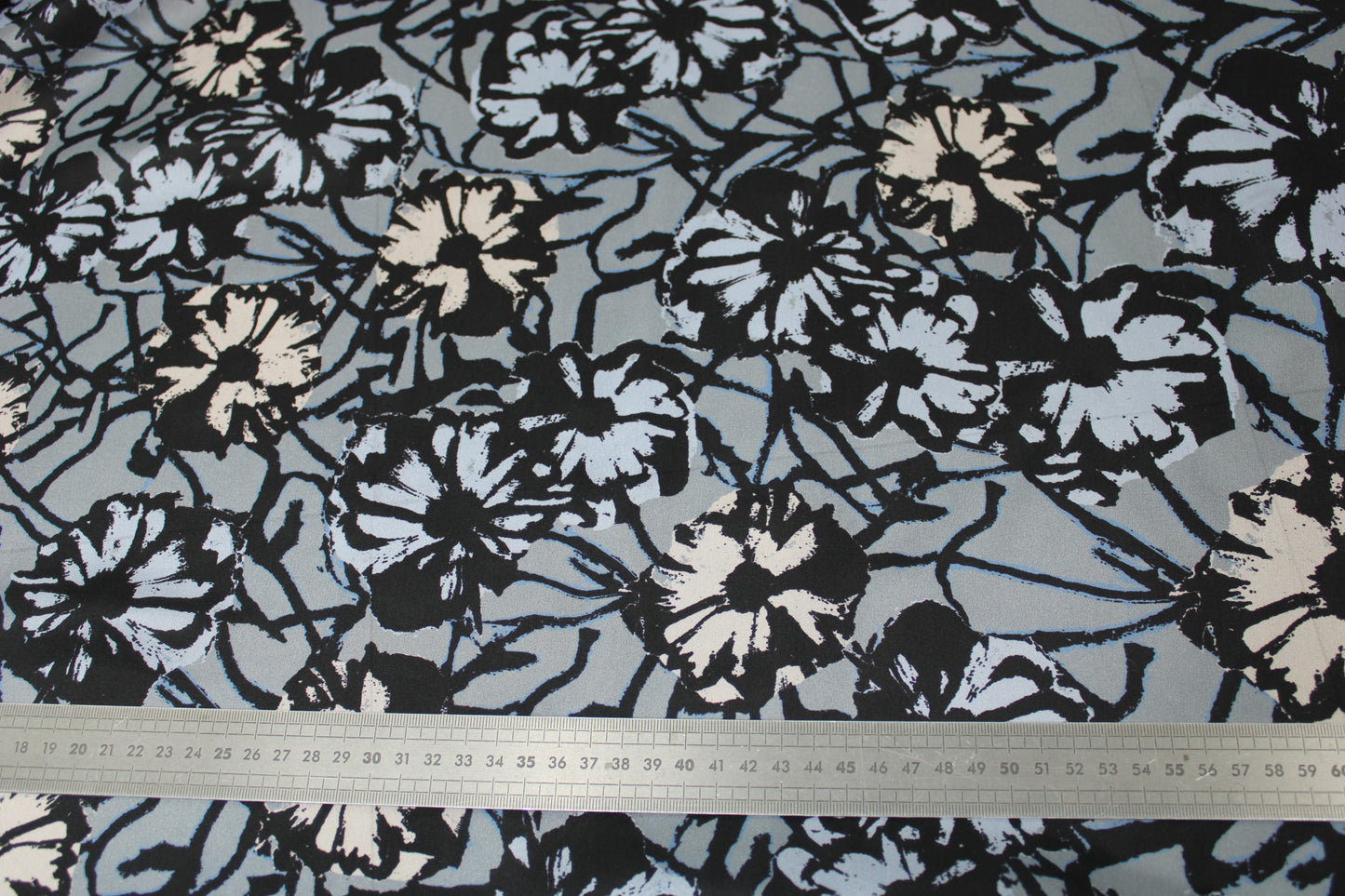 Tissu soie plume - imprimé fleurs abstraites - gris bleu - photo 5/5 | So Tissus