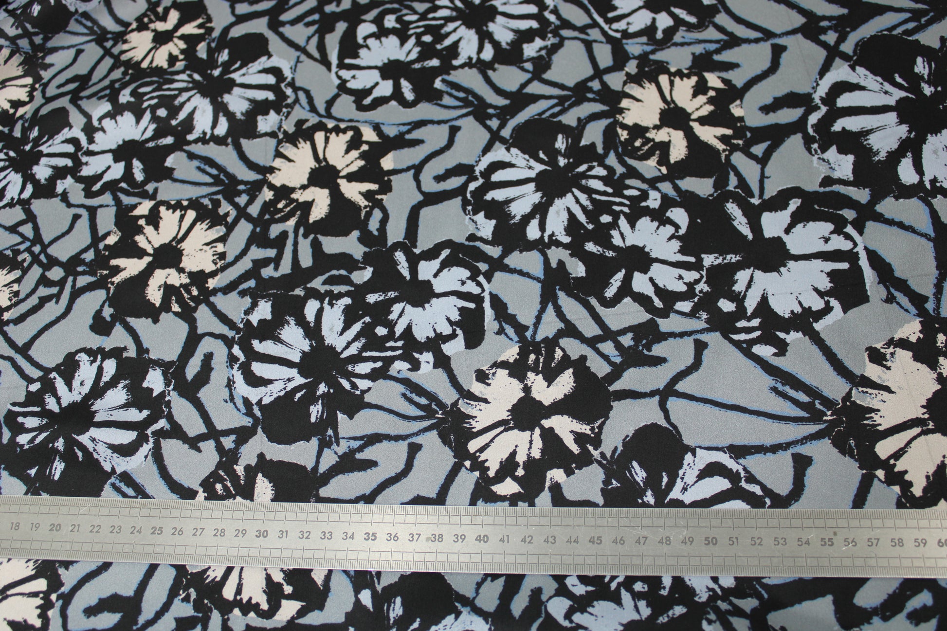 Tissu soie plume - imprimé fleurs abstraites - gris bleu - photo 5/5 | So Tissus