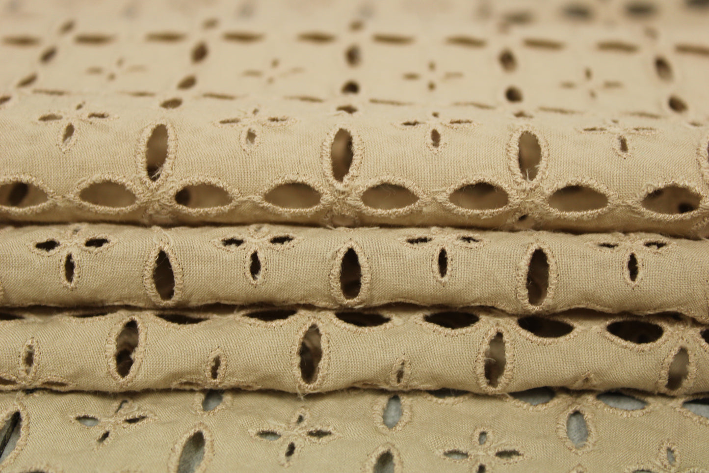 Tissu broderie anglaise - beige - photo 2/5 | So Tissus