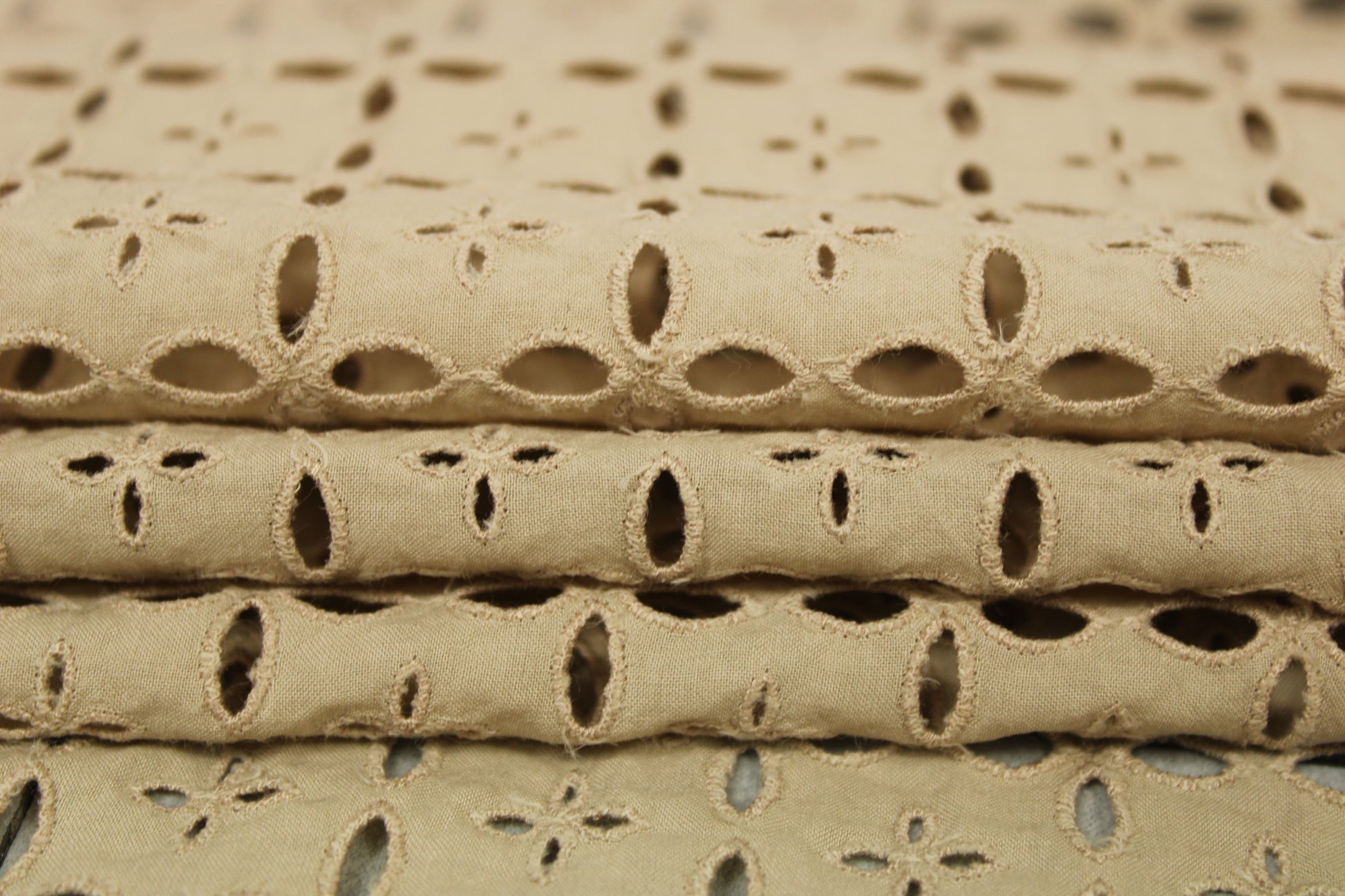 Tissu broderie anglaise - beige - photo 2/5 | So Tissus