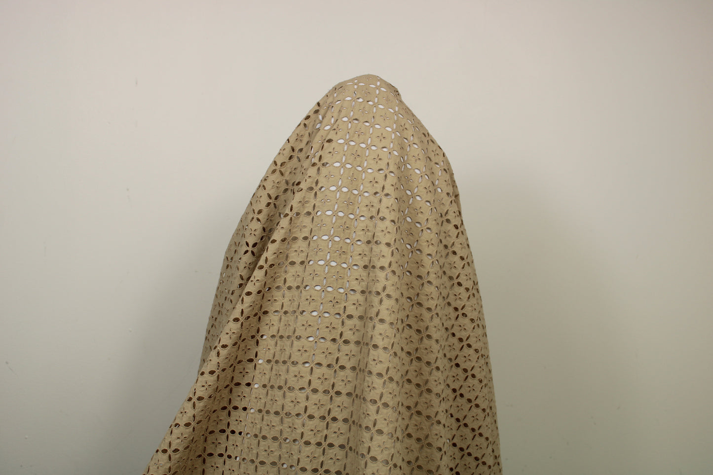 Tissu broderie anglaise - beige - photo 3/5 | So Tissus