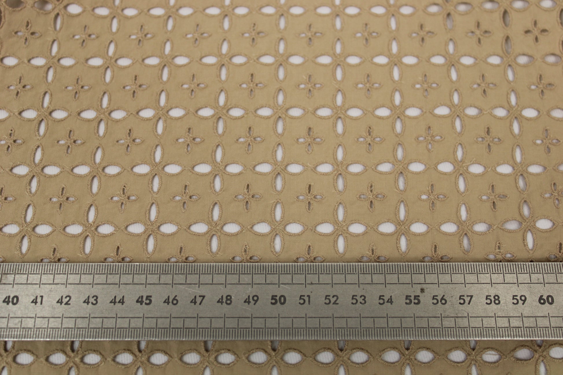 Tissu broderie anglaise - beige - photo 5/5 | So Tissus