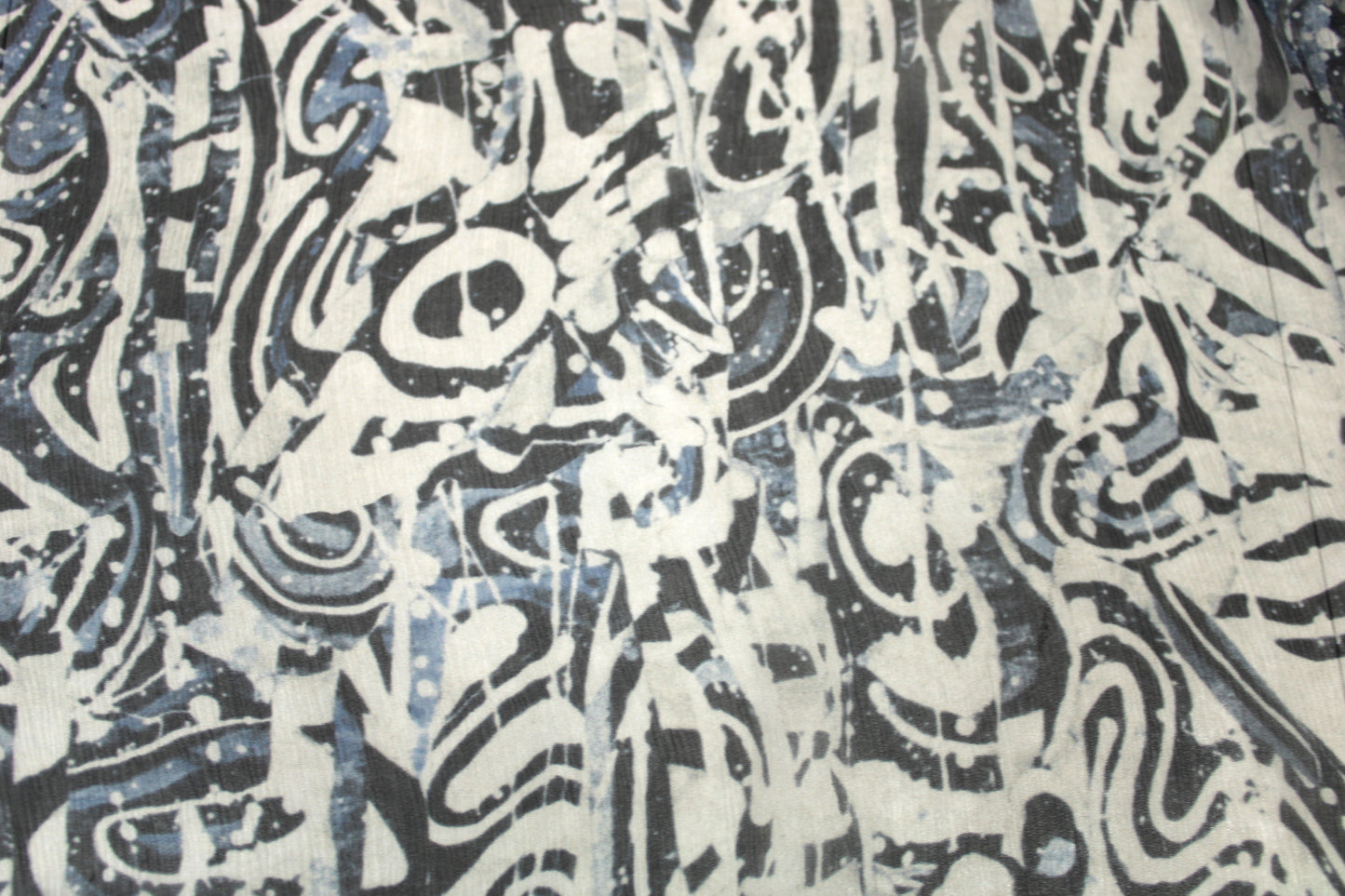 Tissu mousseline soie - imprimé graphique - ton bleu, noir et blanc - photo 4/5 | So Tissus