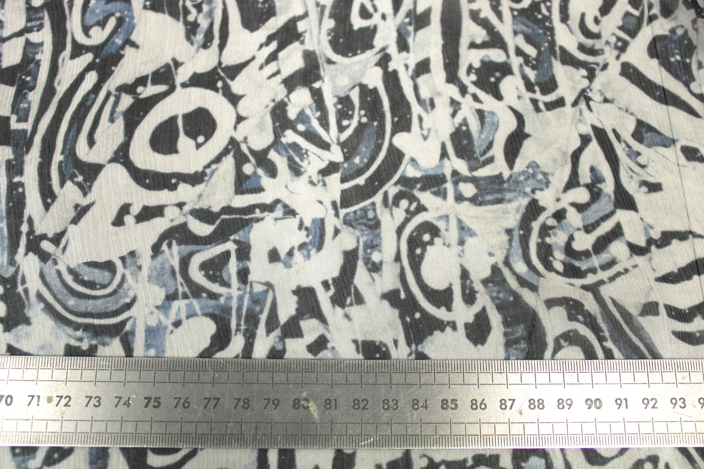 Tissu mousseline soie - imprimé graphique - ton bleu, noir et blanc - photo 5/5 | So Tissus