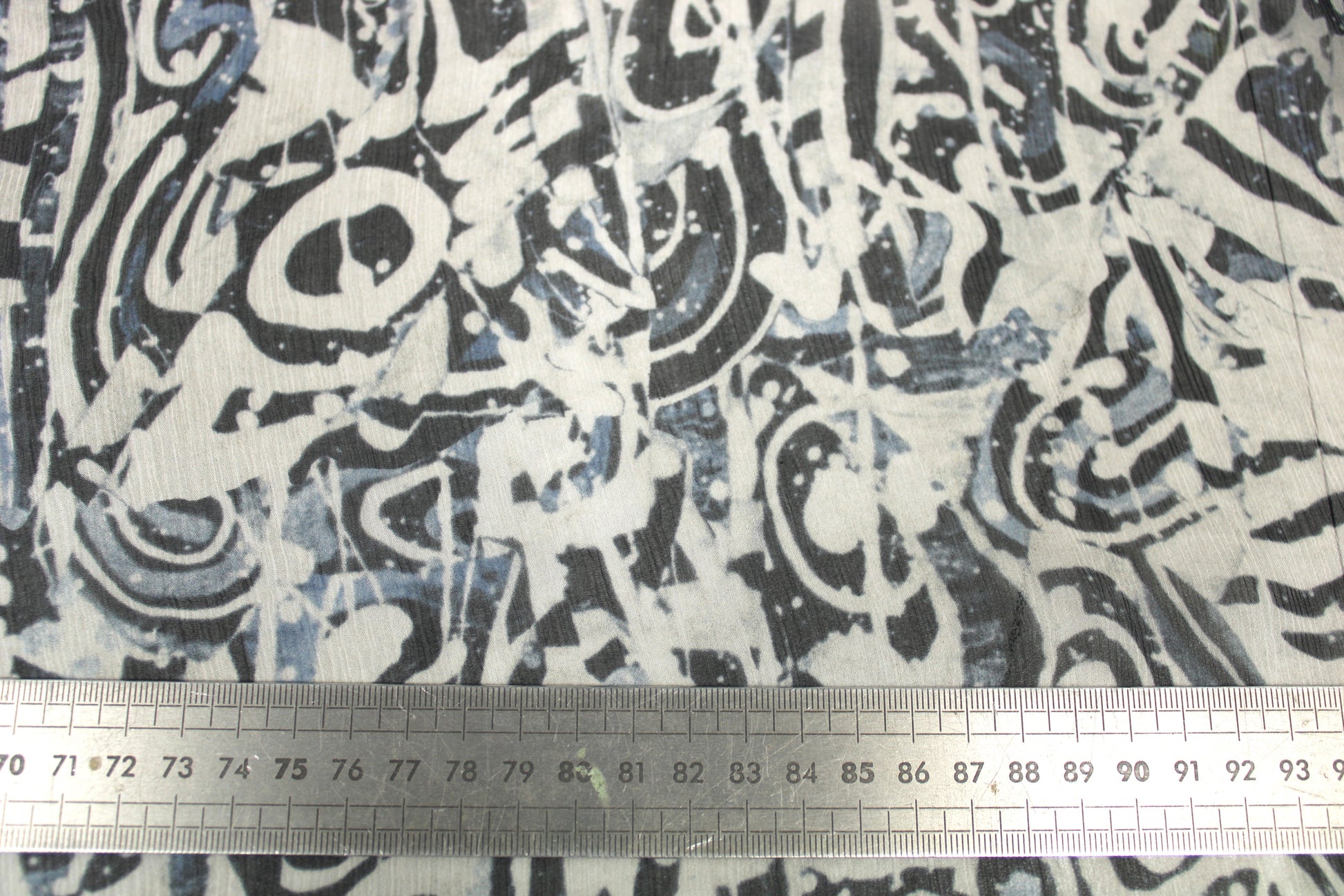 Tissu mousseline soie - imprimé graphique - ton bleu, noir et blanc - photo 5/5 | So Tissus