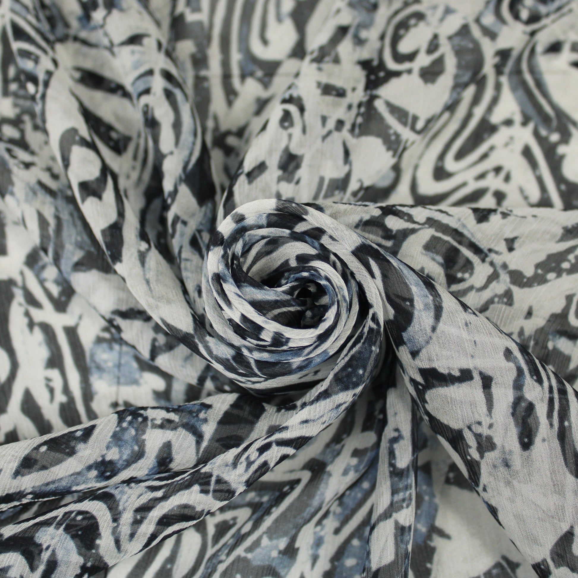 Tissu mousseline soie - imprimé graphique - ton bleu, noir et blanc - photo 1/5 | So Tissus