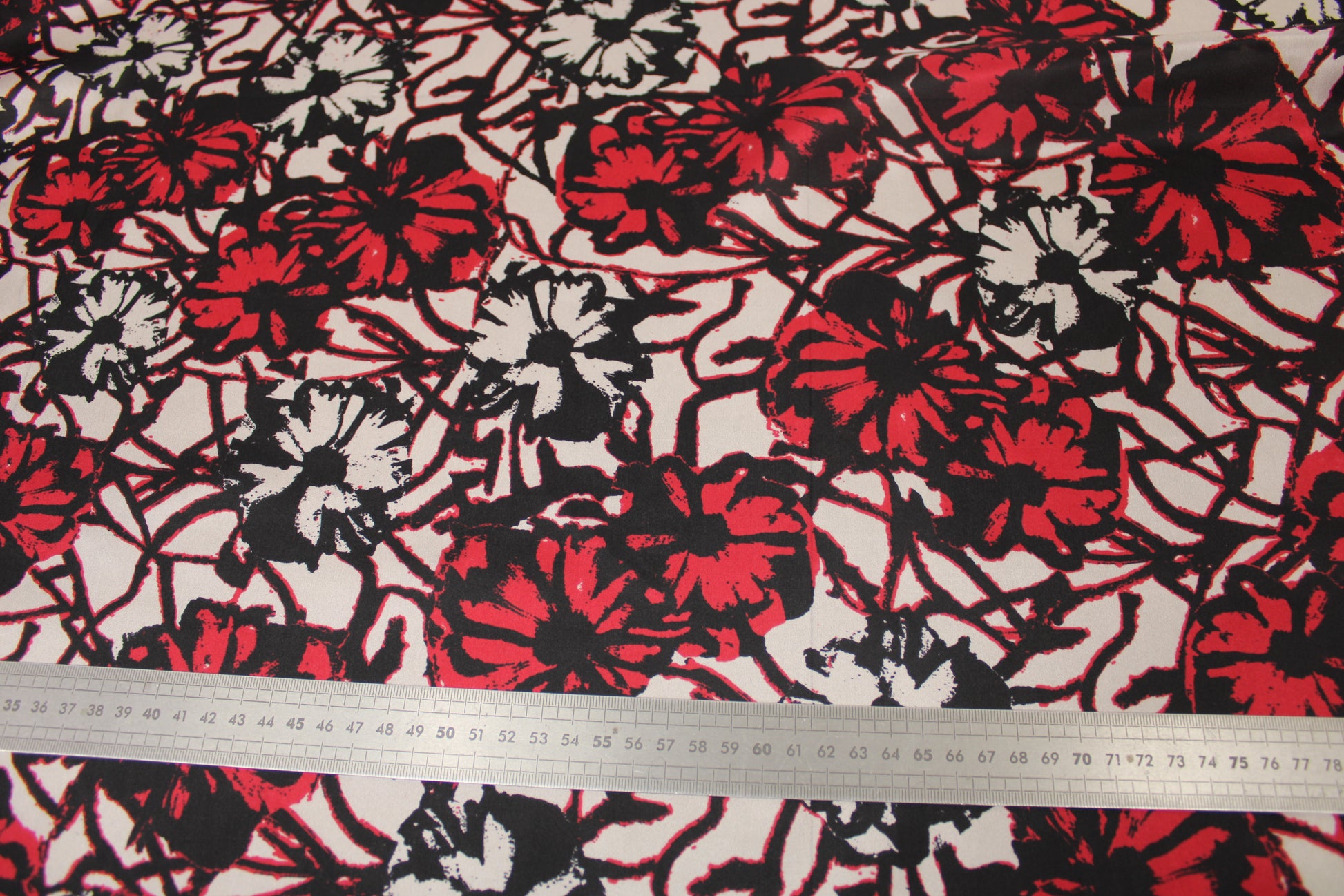 Tissu soie plume - imprimé fleurs abstraites - rouge - photo 4/5 | So Tissus