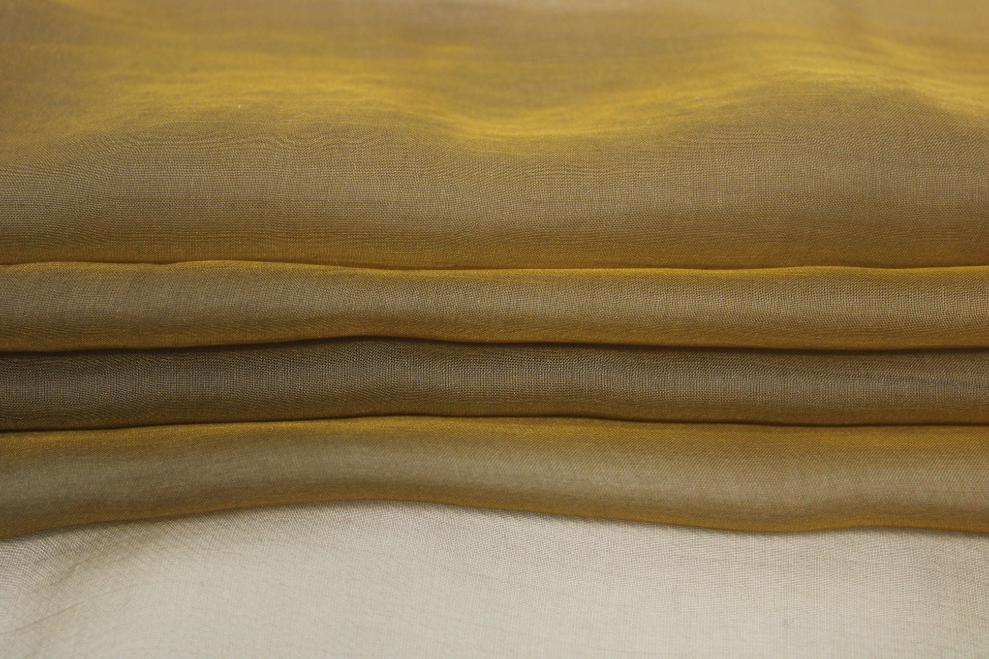Tissu mousseline de soie changeante - ton ocre et noir - photo 2/2 | So Tissus
