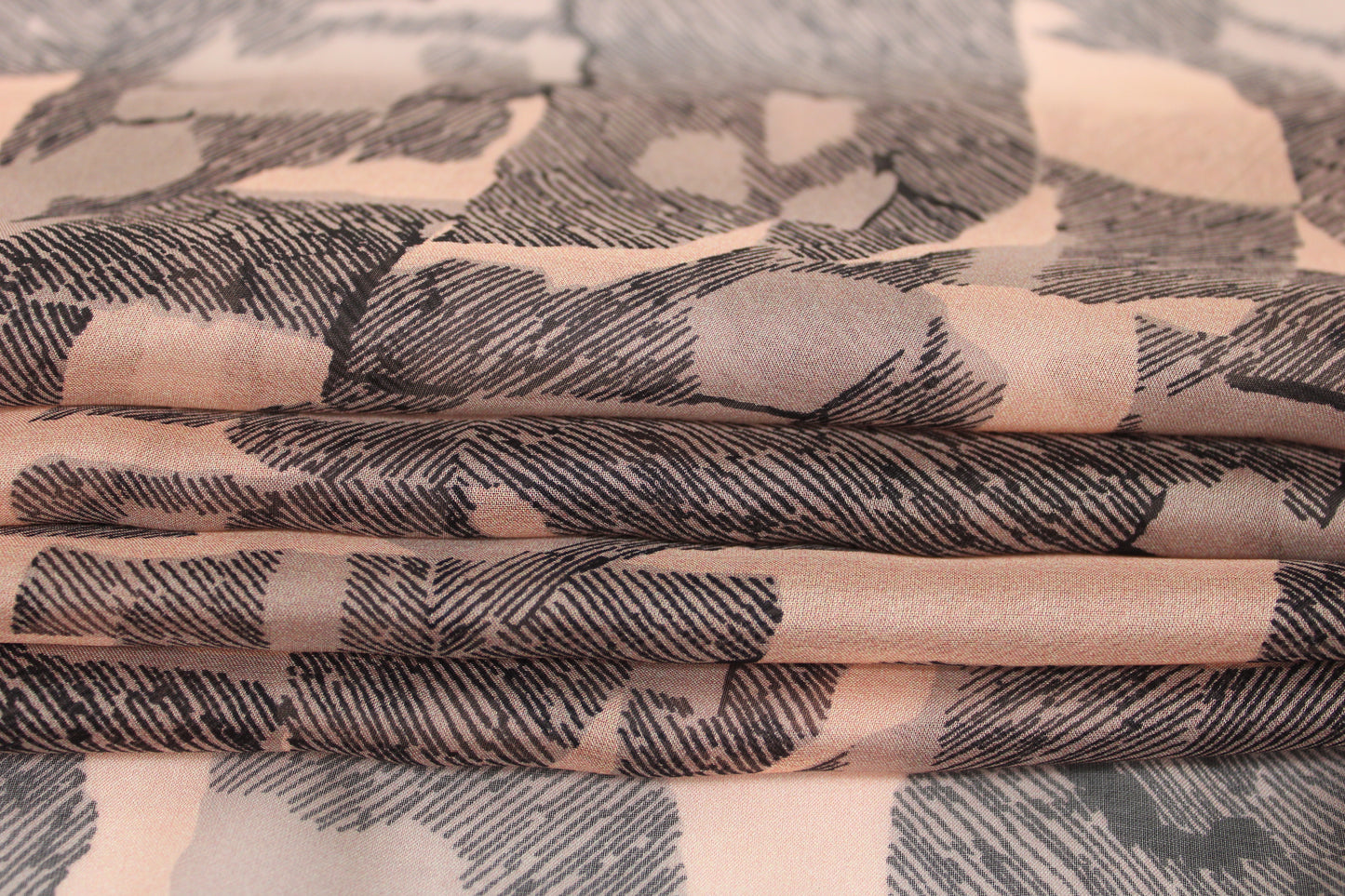 Tissu mousseline de soie- imprimé abstrait - ton rose pâle et gris noir - photo 2/5 | So Tissus