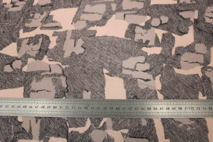 Tissu mousseline de soie- imprimé abstrait - ton rose pâle et gris noir - photo 4/5 | So Tissus