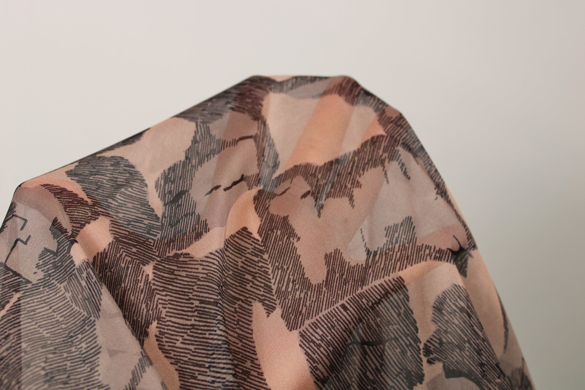 Tissu mousseline de soie- imprimé abstrait - ton rose pâle et gris noir - photo 5/5 | So Tissus