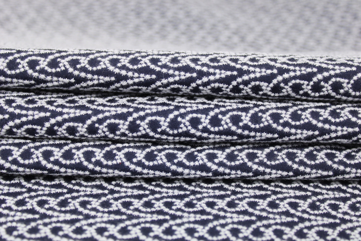 Tissu broderie anglaise - motif bélier - bleu marine et blanc - photo 2/4 | So Tissus