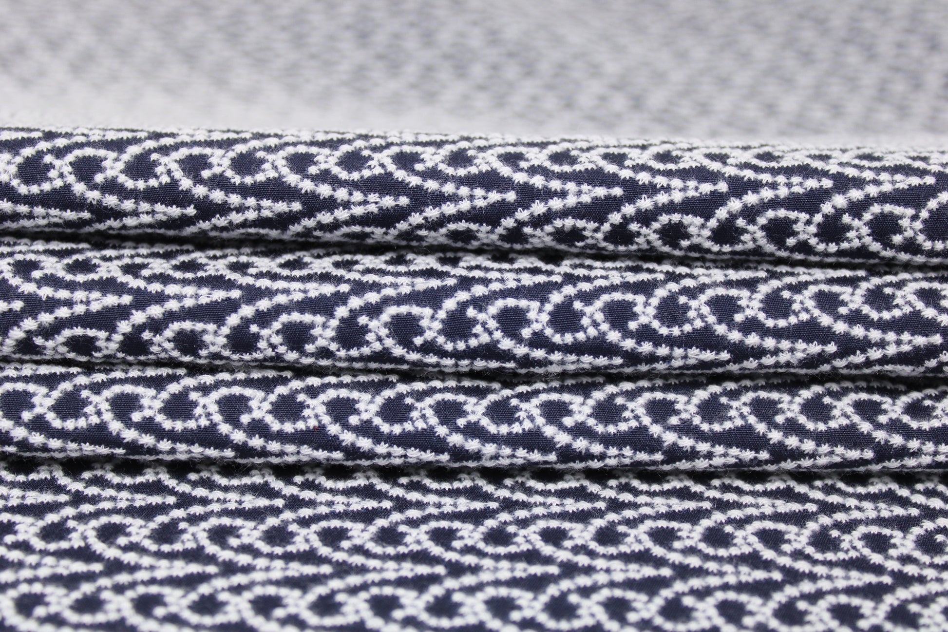 Tissu broderie anglaise - motif bélier - bleu marine et blanc - photo 2/4 | So Tissus