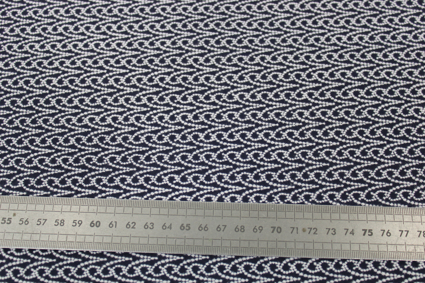 Tissu broderie anglaise - motif bélier - bleu marine et blanc - photo 4/4 | So Tissus