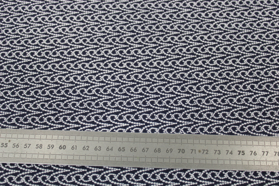 Tissu broderie anglaise - motif bélier - bleu marine et blanc