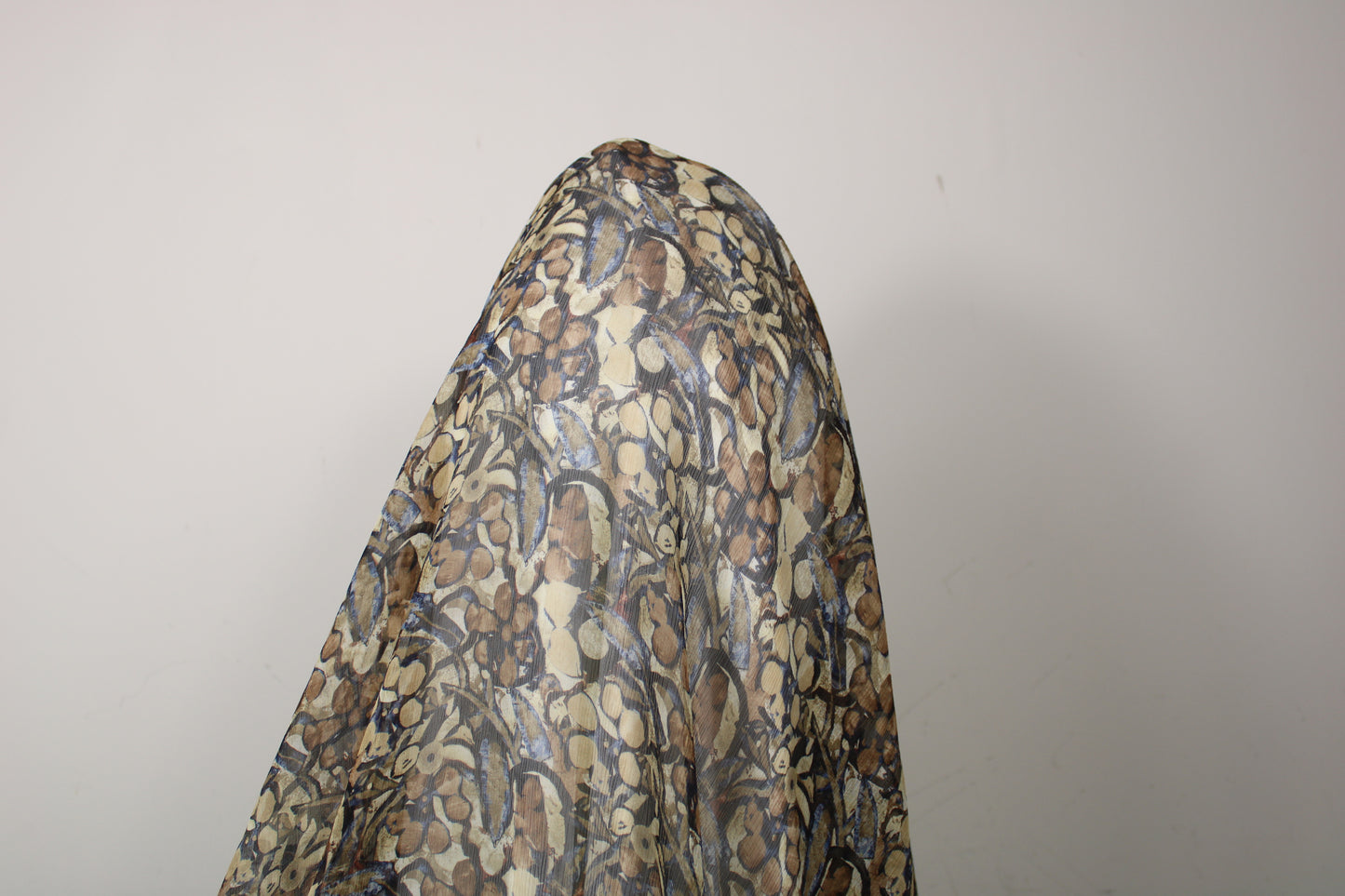 Tissu mousseline soie - imprimé fleurs abstraites - ton marron beige - photo 3/4 | So Tissus