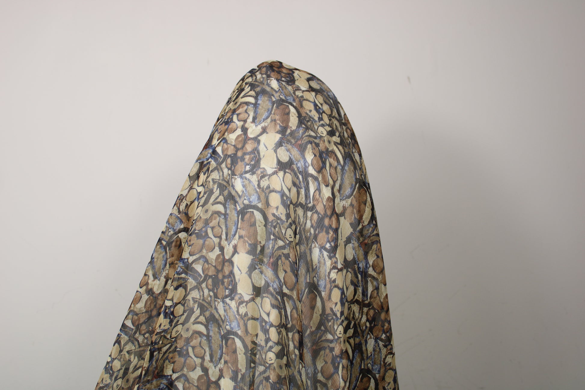 Tissu mousseline soie - imprimé fleurs abstraites - ton marron beige - photo 3/4 | So Tissus