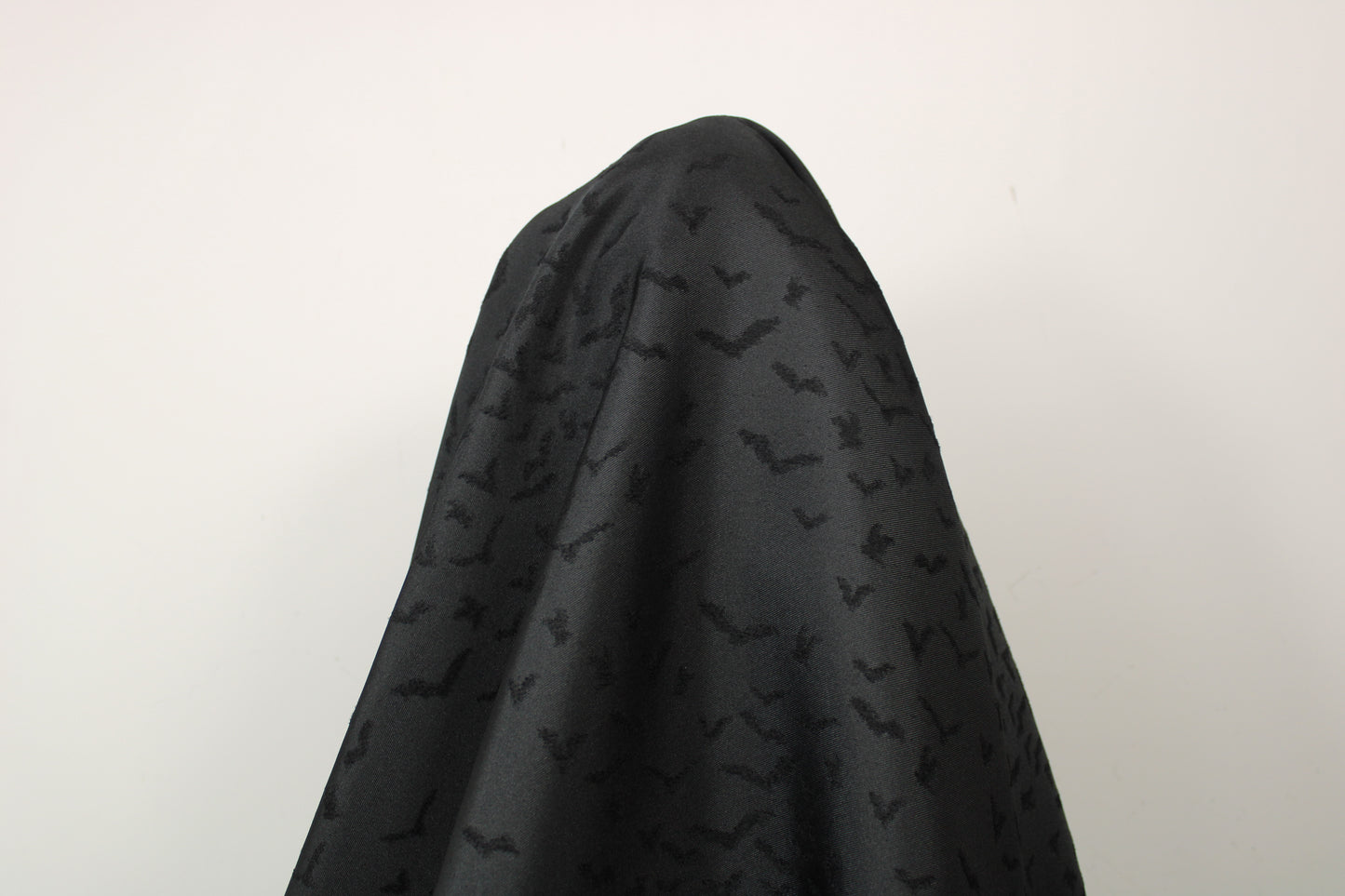 Tissu brocart motif chauve-souris - noir - photo 3/5 | So Tissus