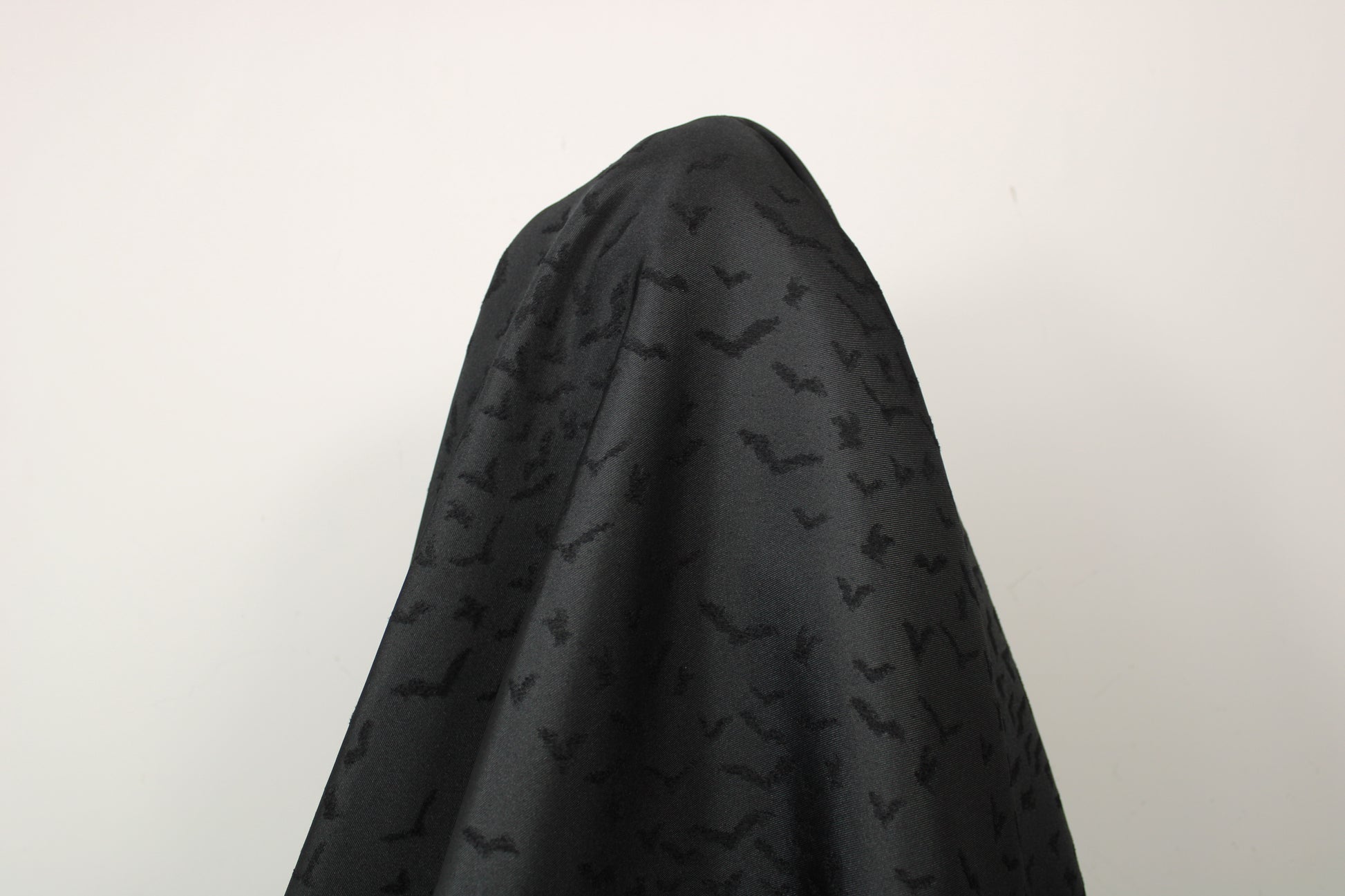 Tissu brocart motif chauve-souris - noir - photo 3/5 | So Tissus