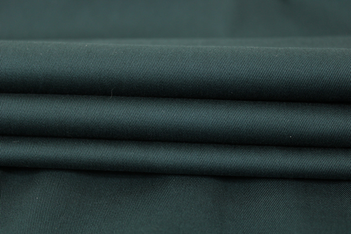 Tissu gabardine coton - vert pin - photo 2/3 | So Tissus