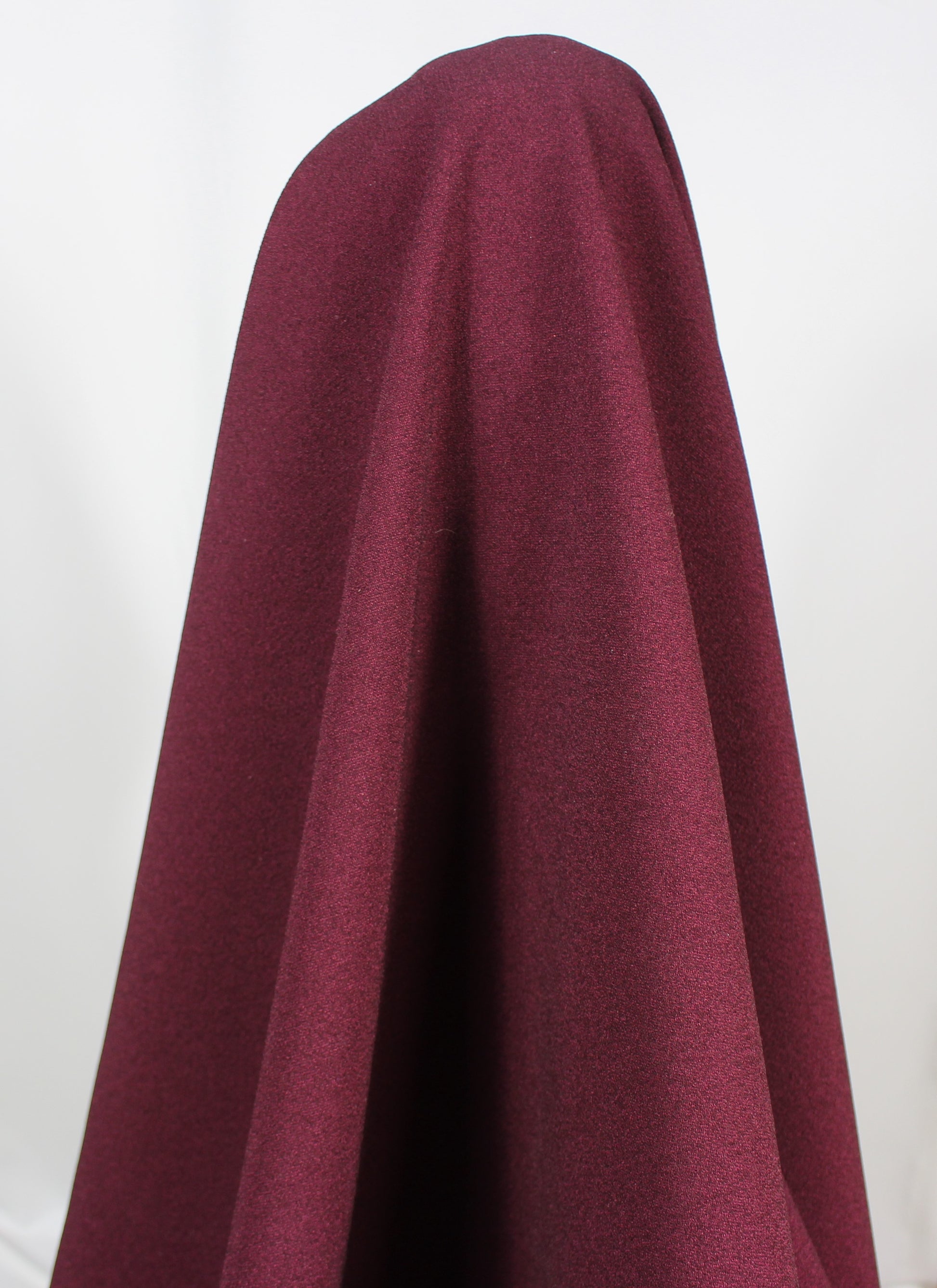 Tissus haute couture. Tissus au mètre pas cher. Tissus pas cher. Acheter tissus au mètre. Tissus français. Tissus de grandes maisons. Tissus haut de gamme. Tissus pour collection. Tissus pour createur. Jeune createur. Laine. Soie. Coton. Lin.