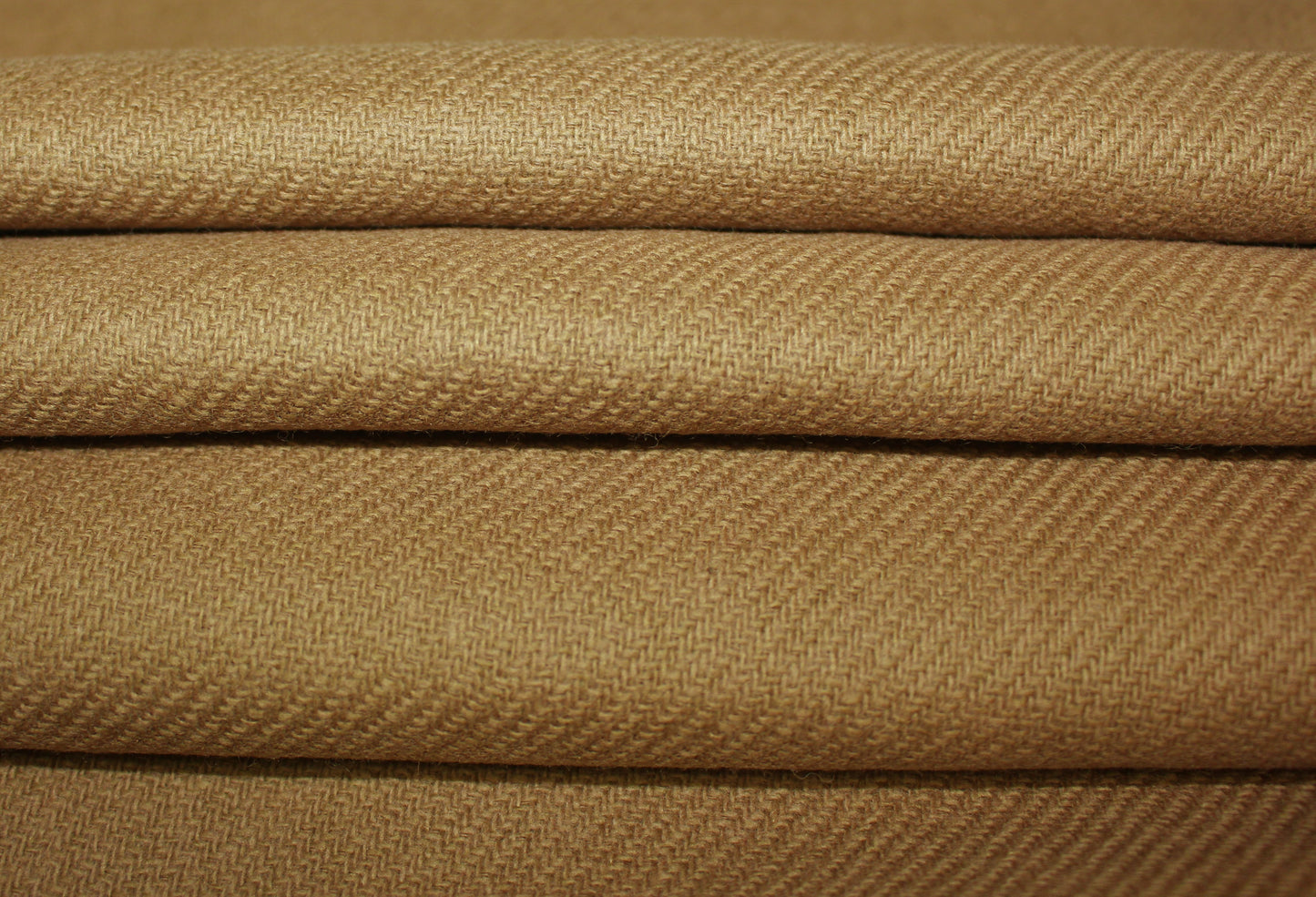 Tissus haute couture. Tissus au mètre pas cher. Tissus pas cher. Acheter tissus au mètre. Tissus français. Tissus de grandes maisons. Tissus haut de gamme. Tissus pour collection. Tissus pour createur. Jeune createur. Laine. Soie. Coton. Lin.