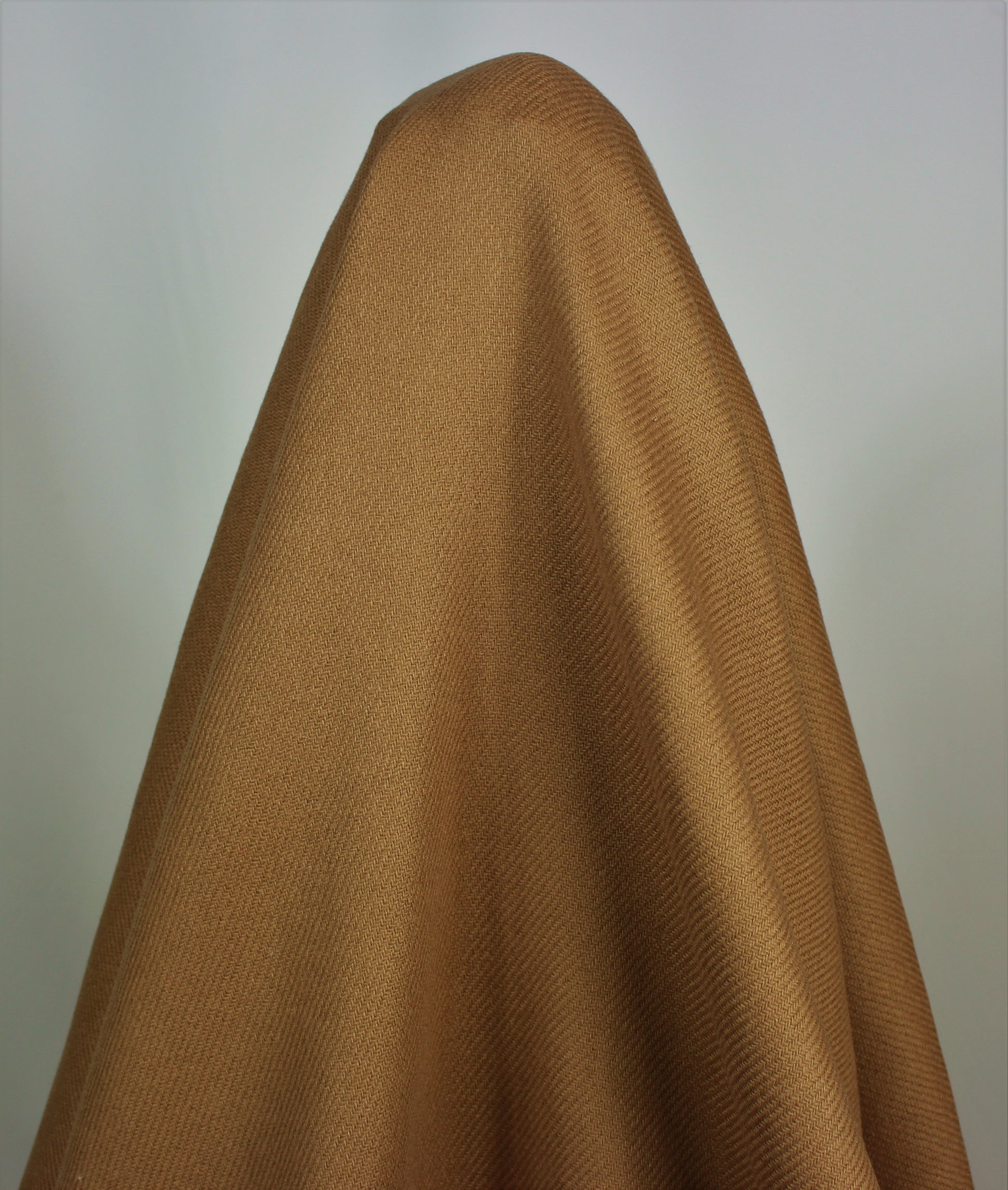 Tissus haute couture. Tissus au mètre pas cher. Tissus pas cher. Acheter tissus au mètre. Tissus français. Tissus de grandes maisons. Tissus haut de gamme. Tissus pour collection. Tissus pour createur. Jeune createur. Laine. Soie. Coton. Lin.