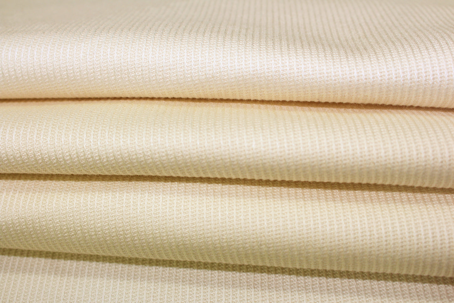 Tissus haute couture. Tissus au mètre pas cher. Tissus pas cher. Acheter tissus au mètre. Tissus français. Tissus de grandes maisons. Tissus haut de gamme. Tissus pour collection. Tissus pour createur. Jeune createur. Laine. Soie. Coton. Lin.