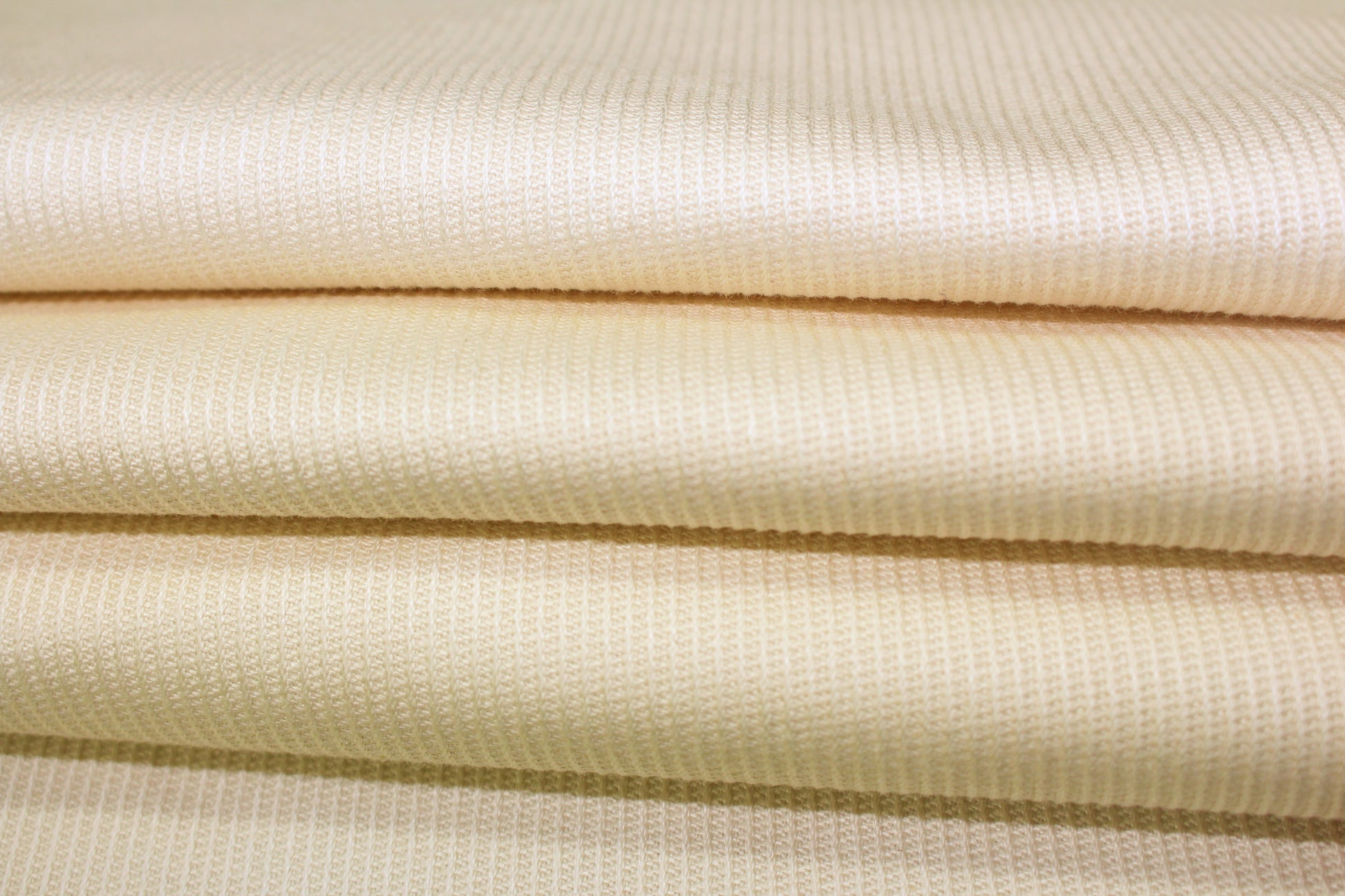 Tissus haute couture. Tissus au mètre pas cher. Tissus pas cher. Acheter tissus au mètre. Tissus français. Tissus de grandes maisons. Tissus haut de gamme. Tissus pour collection. Tissus pour createur. Jeune createur. Laine. Soie. Coton. Lin.