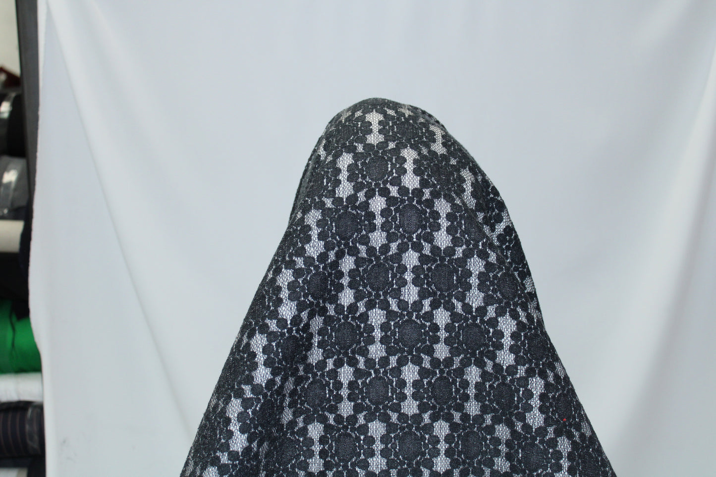 Coupon de 2 mètres - dentelle épaisse -  noir - photo 3/4 | So Tissus