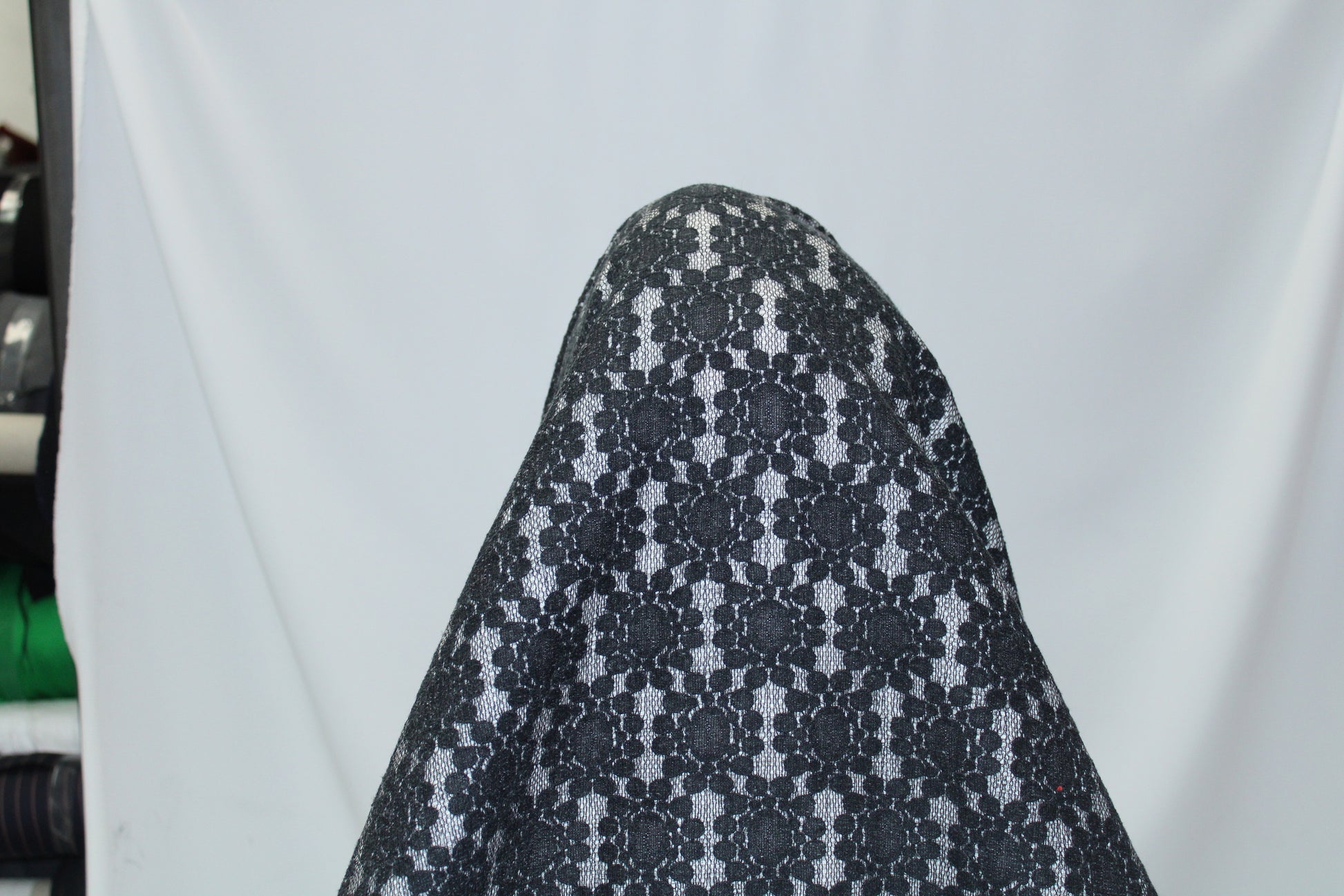 Coupon de 2 mètres - dentelle épaisse -  noir - photo 3/4 | So Tissus
