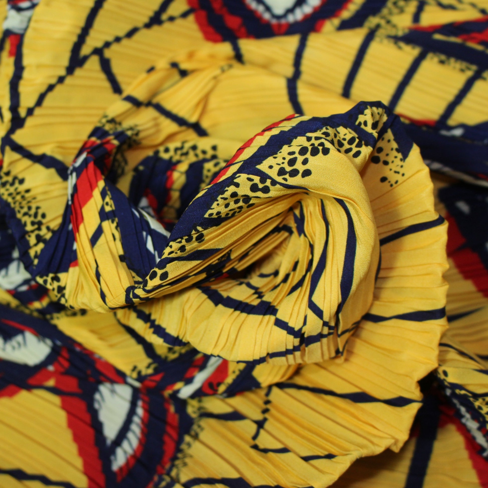 Tissus haute couture. Tissus au mètre pas cher. Tissus pas cher. Acheter tissus au mètre. Tissus français. Tissus de grandes maisons. Tissus haut de gamme. Tissus pour collection. Tissus pour createur. Jeune createur. Laine. Soie. Coton. Lin.