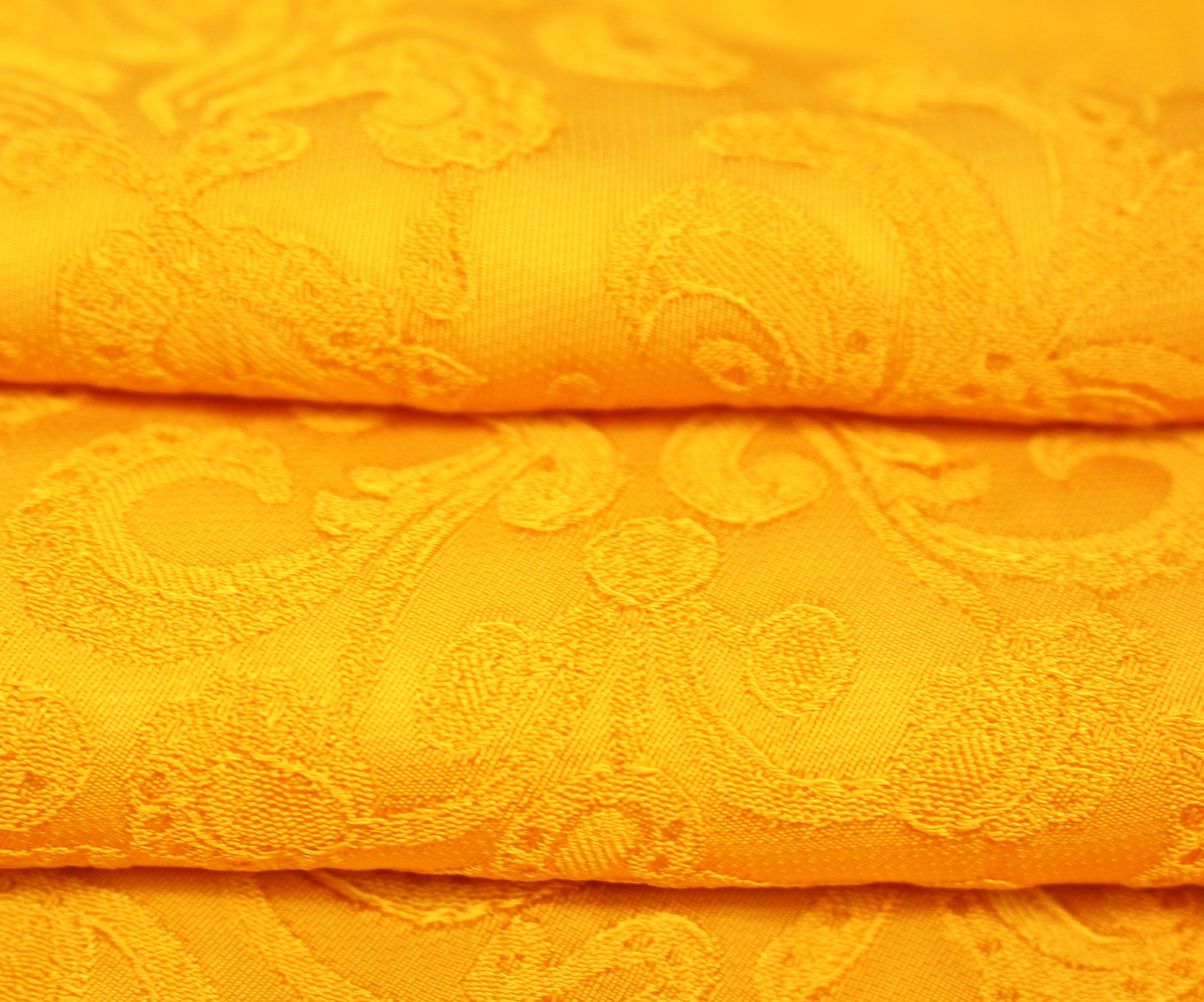 Tissus haute couture. Tissus au mètre pas cher. Tissus pas cher. Acheter tissus au mètre. Tissus français. Tissus de grandes maisons. Tissus haut de gamme. Tissus pour collection. Tissus pour createur. Jeune createur. Laine. Soie. Coton. Lin.