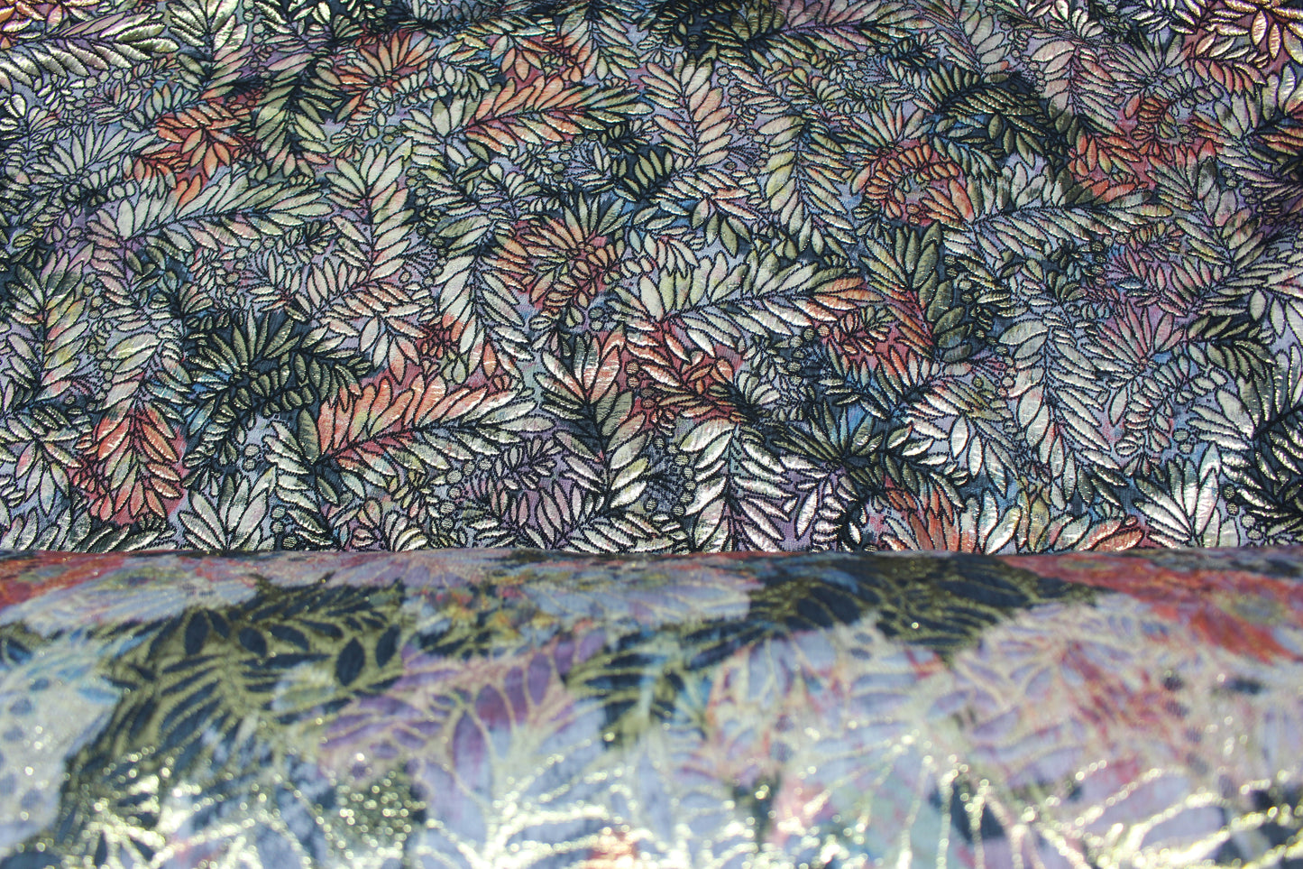 Tissus haute couture. Tissus au mètre pas cher. Tissus pas cher. Acheter tissus au mètre. Tissus français. Tissus de grandes maisons. Tissus haut de gamme. Tissus pour collection. Tissus pour createur. Jeune createur. Laine. Soie. Coton. Lin.