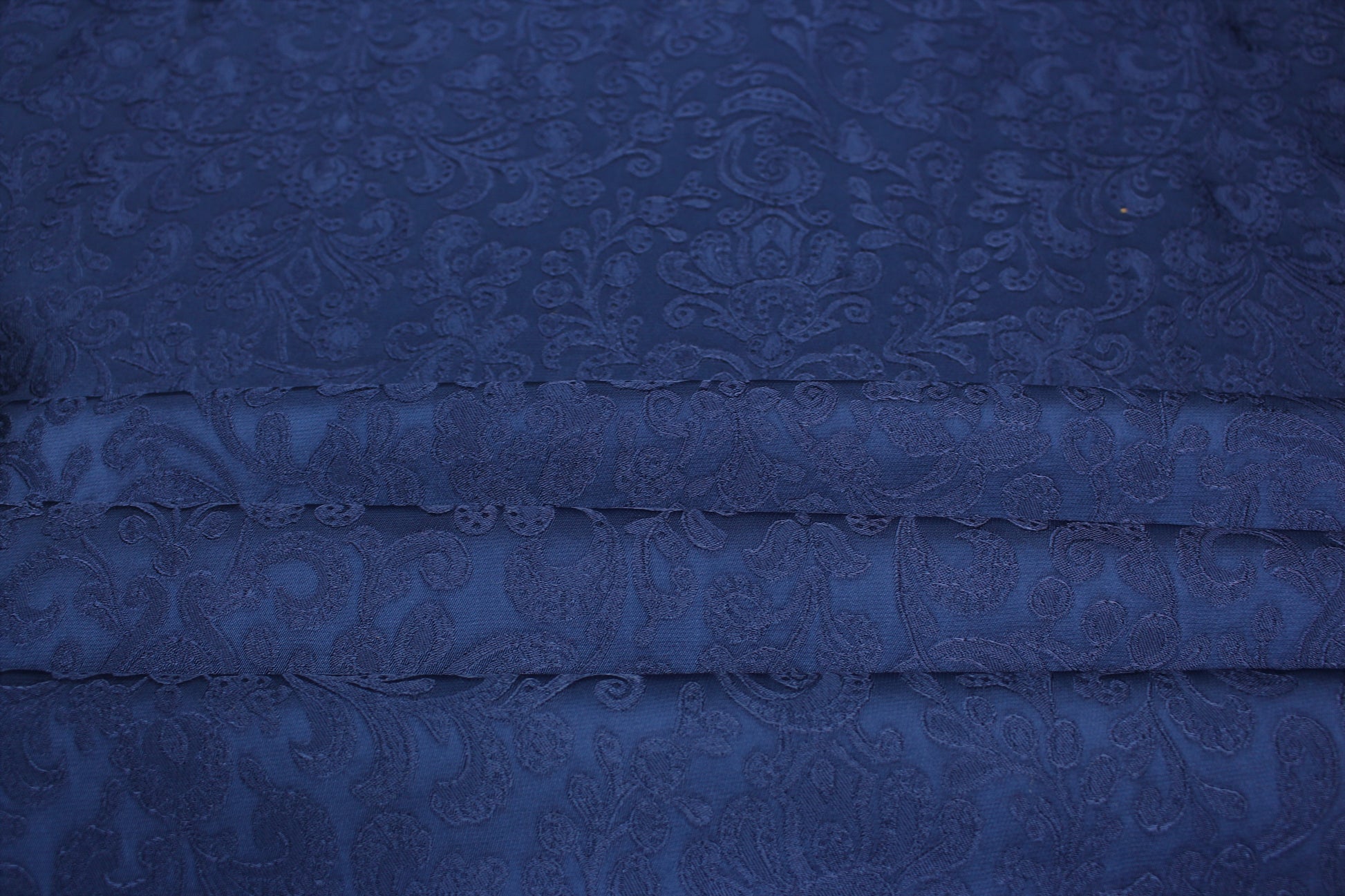 Tissus haute couture. Tissus au mètre pas cher. Tissus pas cher. Acheter tissus au mètre. Tissus français. Tissus de grandes maisons. Tissus haut de gamme. Tissus pour collection. Tissus pour createur. Jeune createur. Laine. Soie. Coton. Lin.