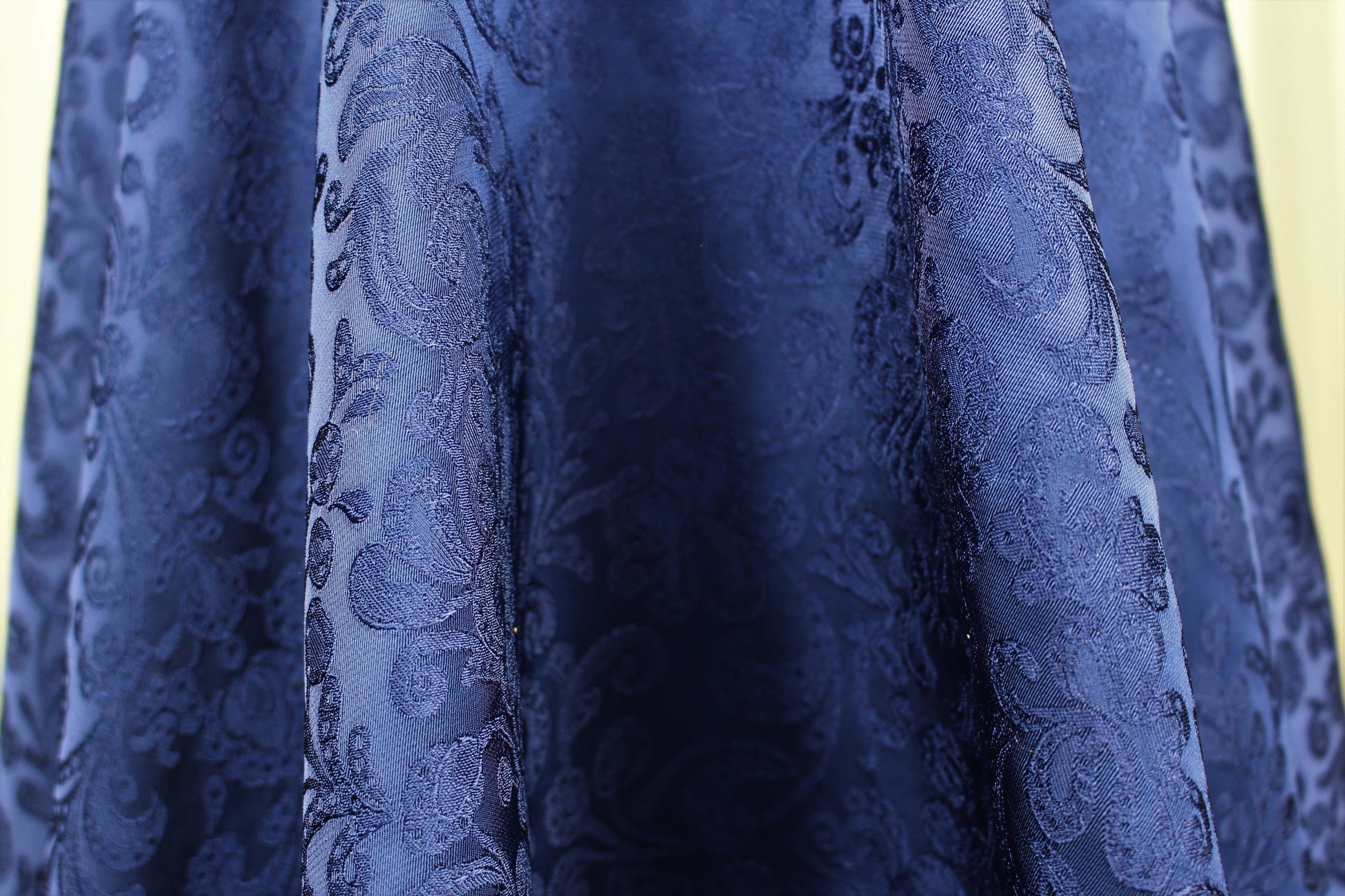 Tissus haute couture. Tissus au mètre pas cher. Tissus pas cher. Acheter tissus au mètre. Tissus français. Tissus de grandes maisons. Tissus haut de gamme. Tissus pour collection. Tissus pour createur. Jeune createur. Laine. Soie. Coton. Lin.