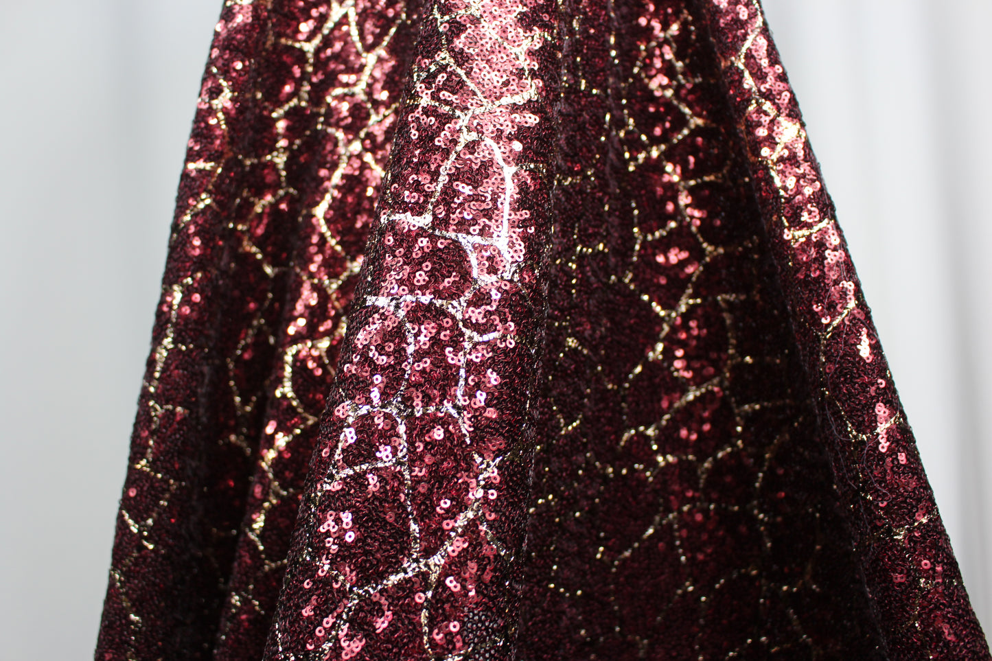 Tissu sequin - motif tacheté - bordeaux et doré - photo 4/5 | So Tissus